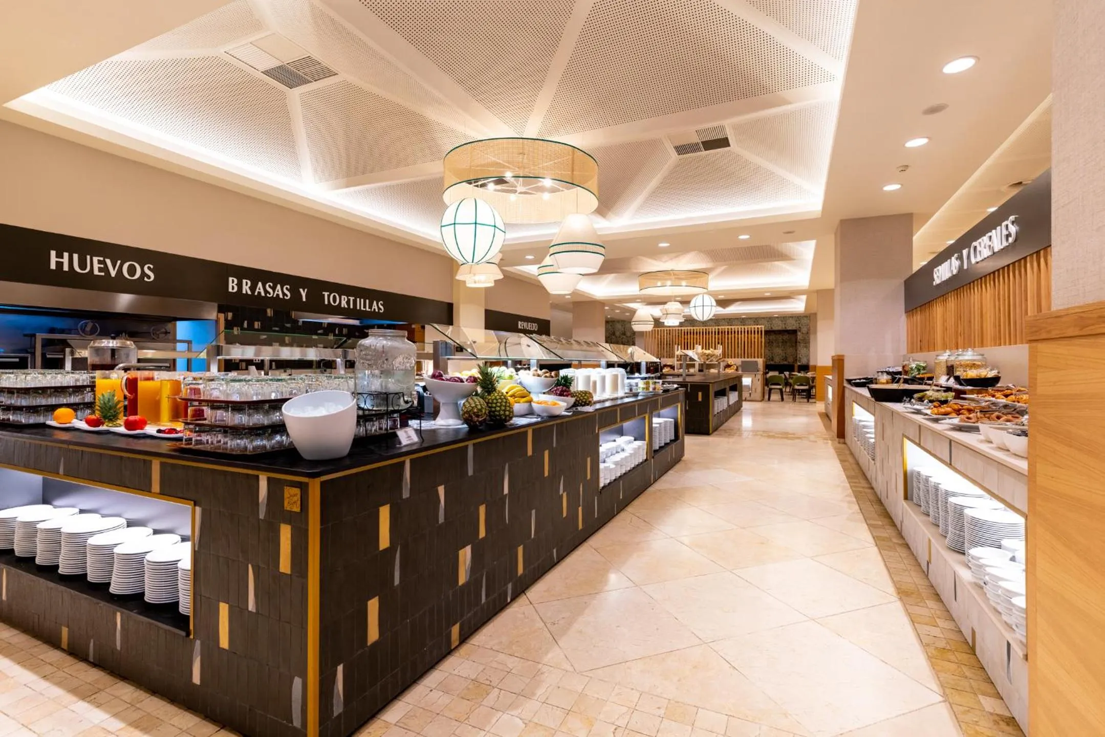 Restaurant/places to eat in Puerto Antilla Grand Hotel