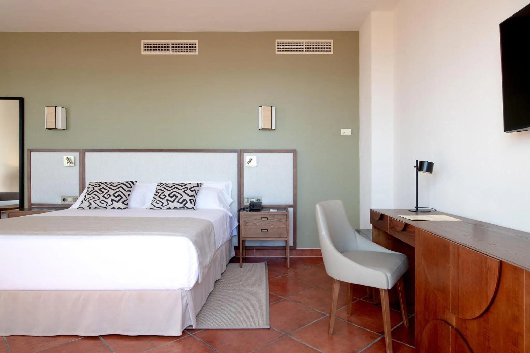 TV and multimedia, Bed in Puerto Antilla Grand Hotel