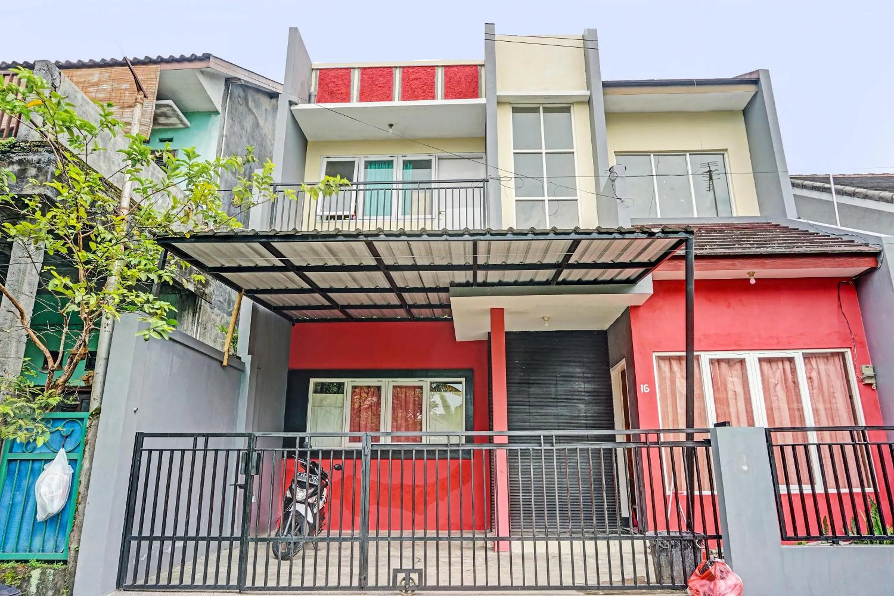 Facade/entrance in OYO Life 92091 Citra Omah Syariah