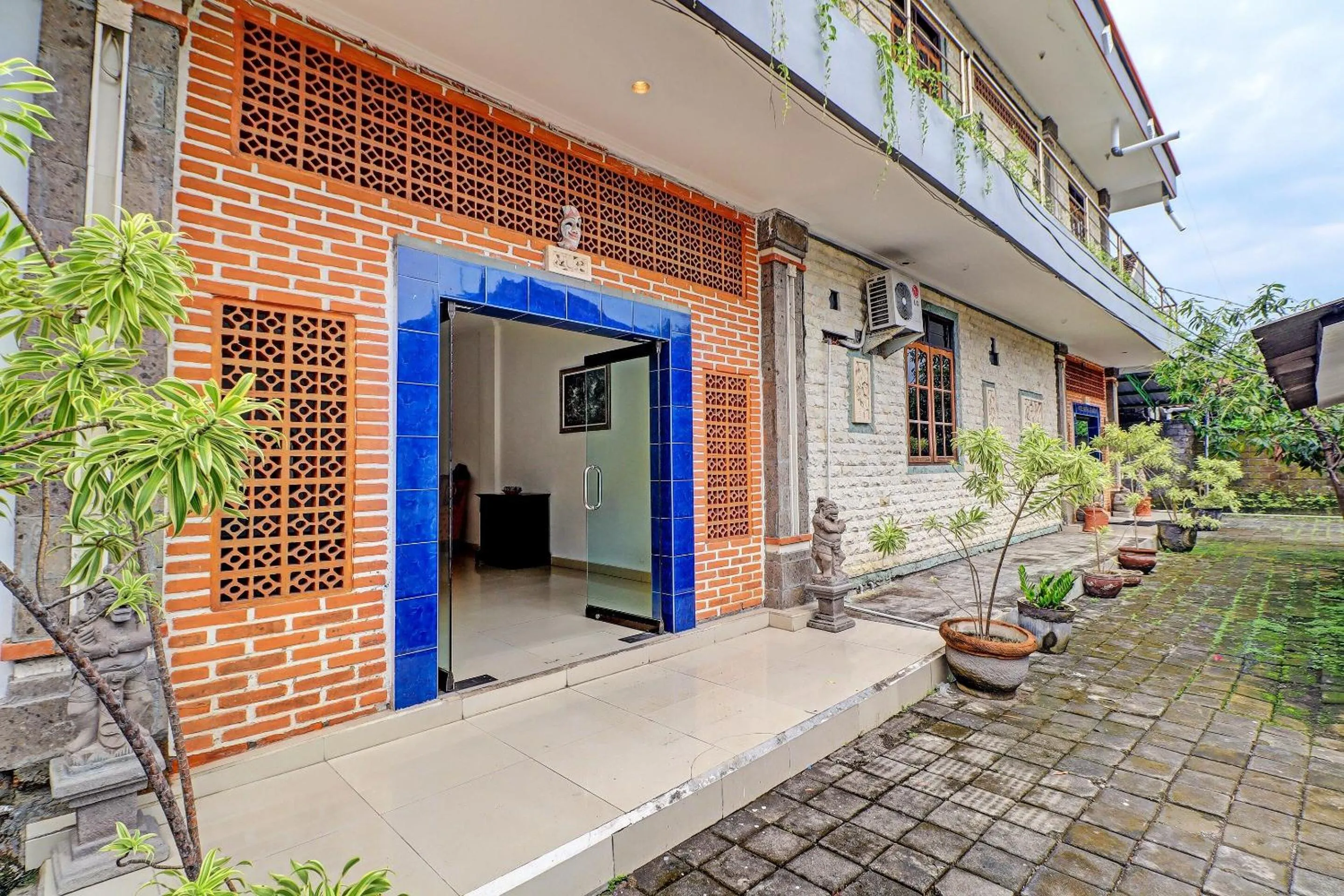 Facade/entrance in Capital O 92094 Hotel Kertha