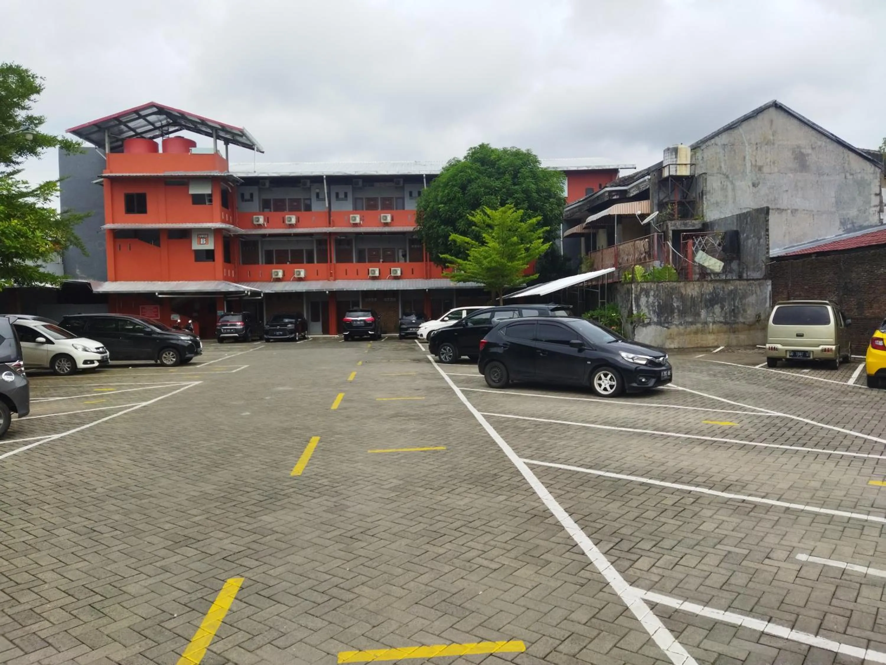 Facade/entrance in Hotel O Kost Orange Syariah