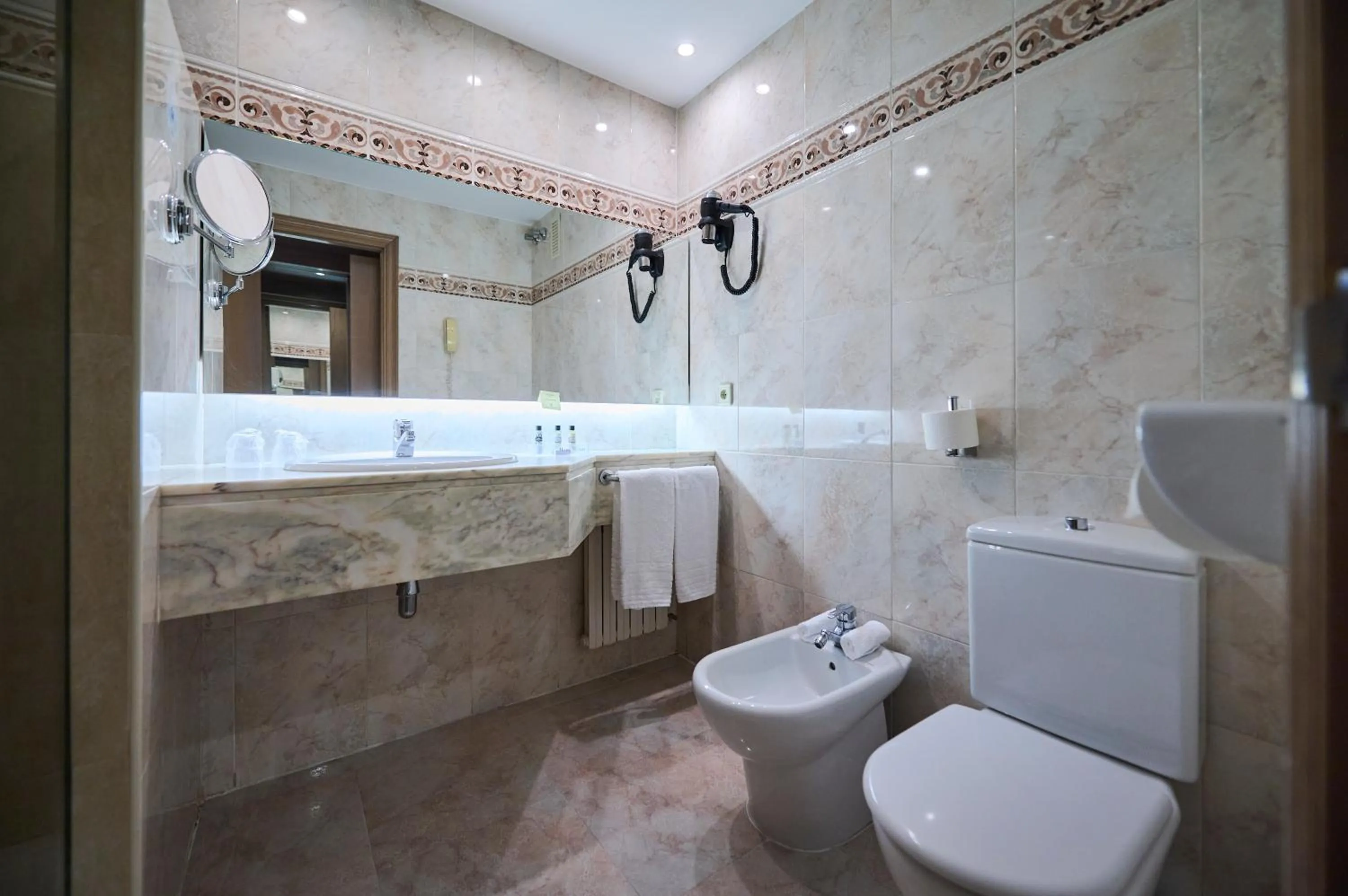 Toilet in Hotel Albret