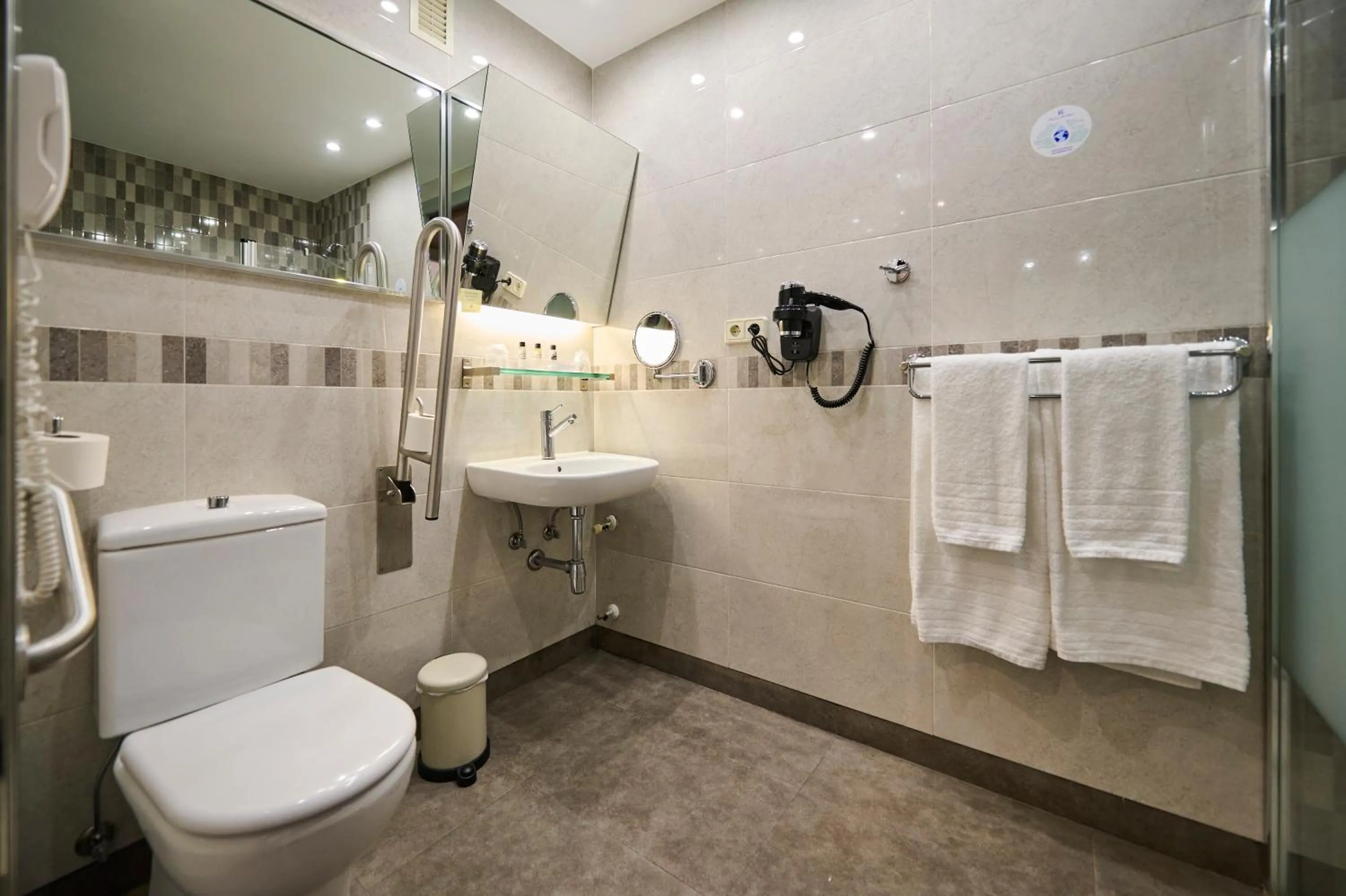 Toilet in Hotel Albret