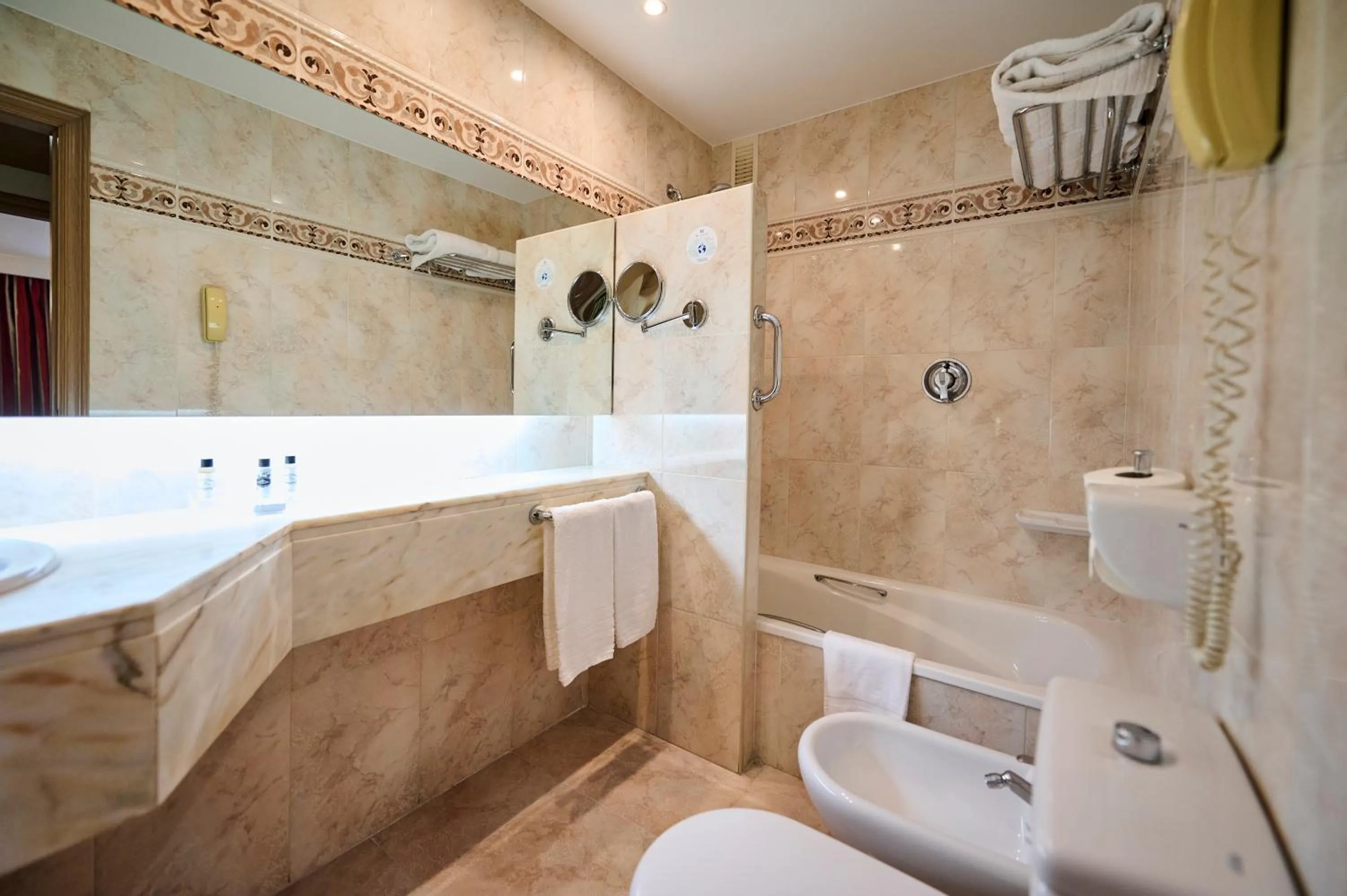 Bathroom in Hotel Albret