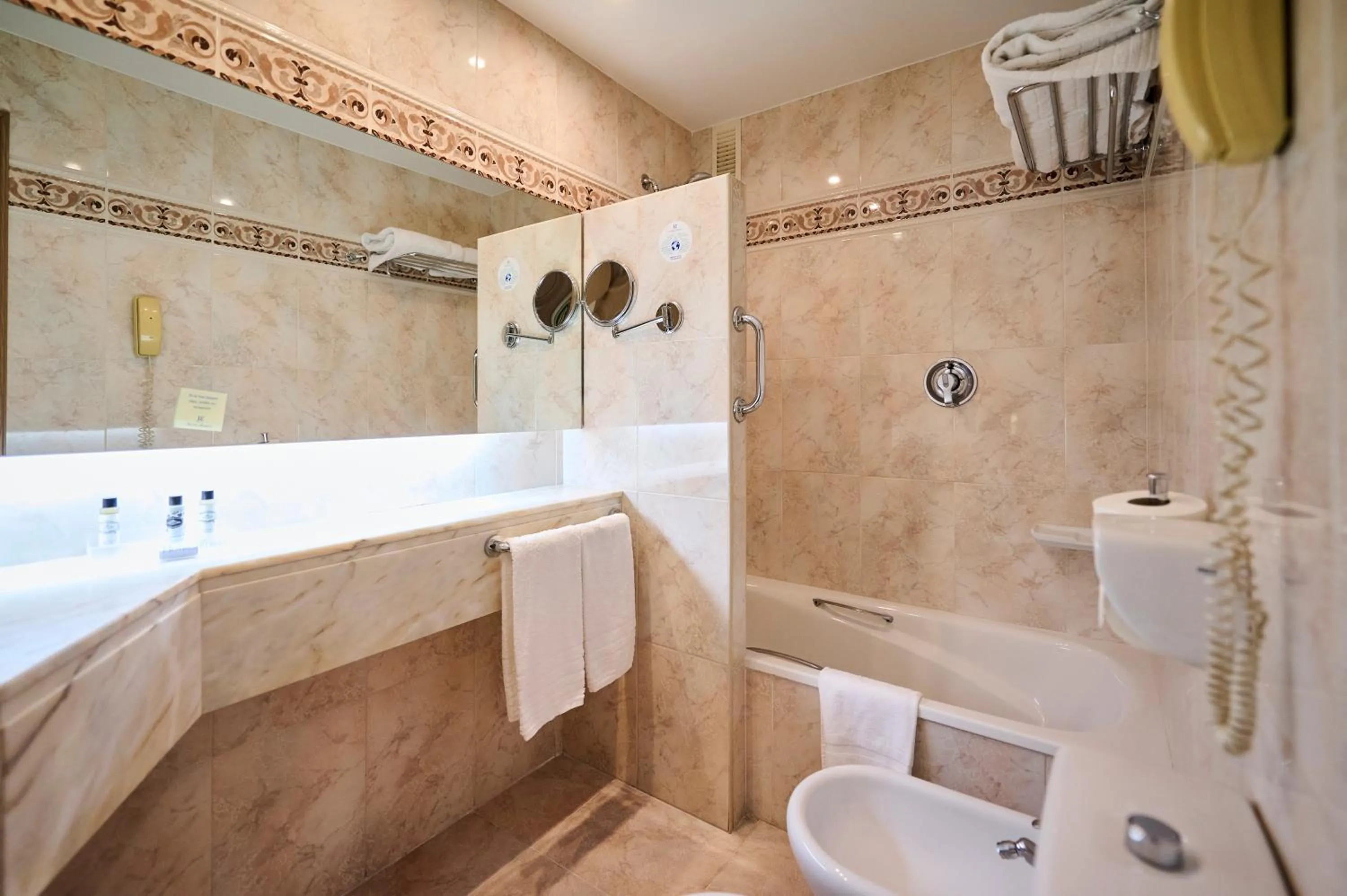 Bathroom in Hotel Albret