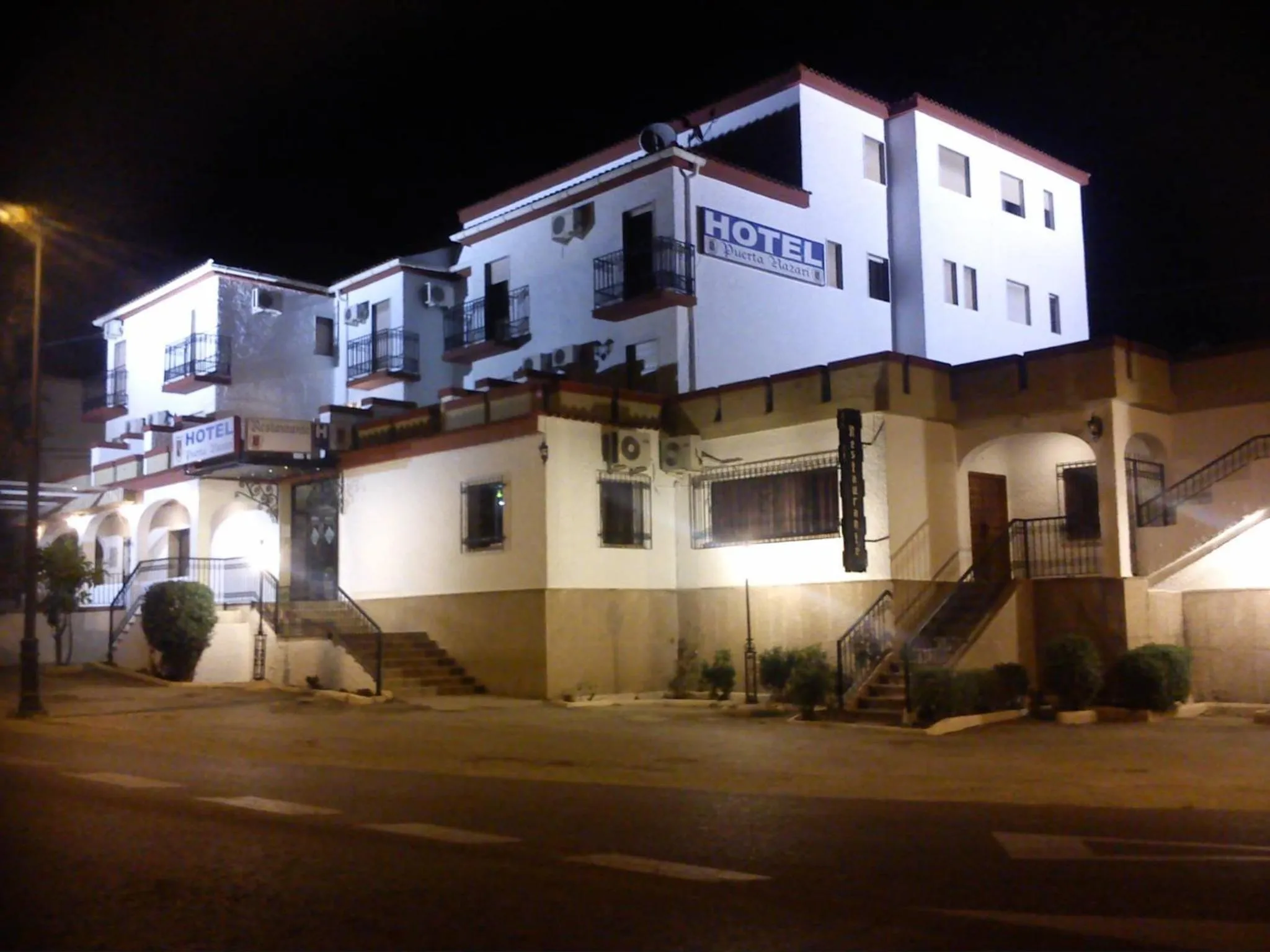Facade/entrance in Hotel Puerta Nazarí