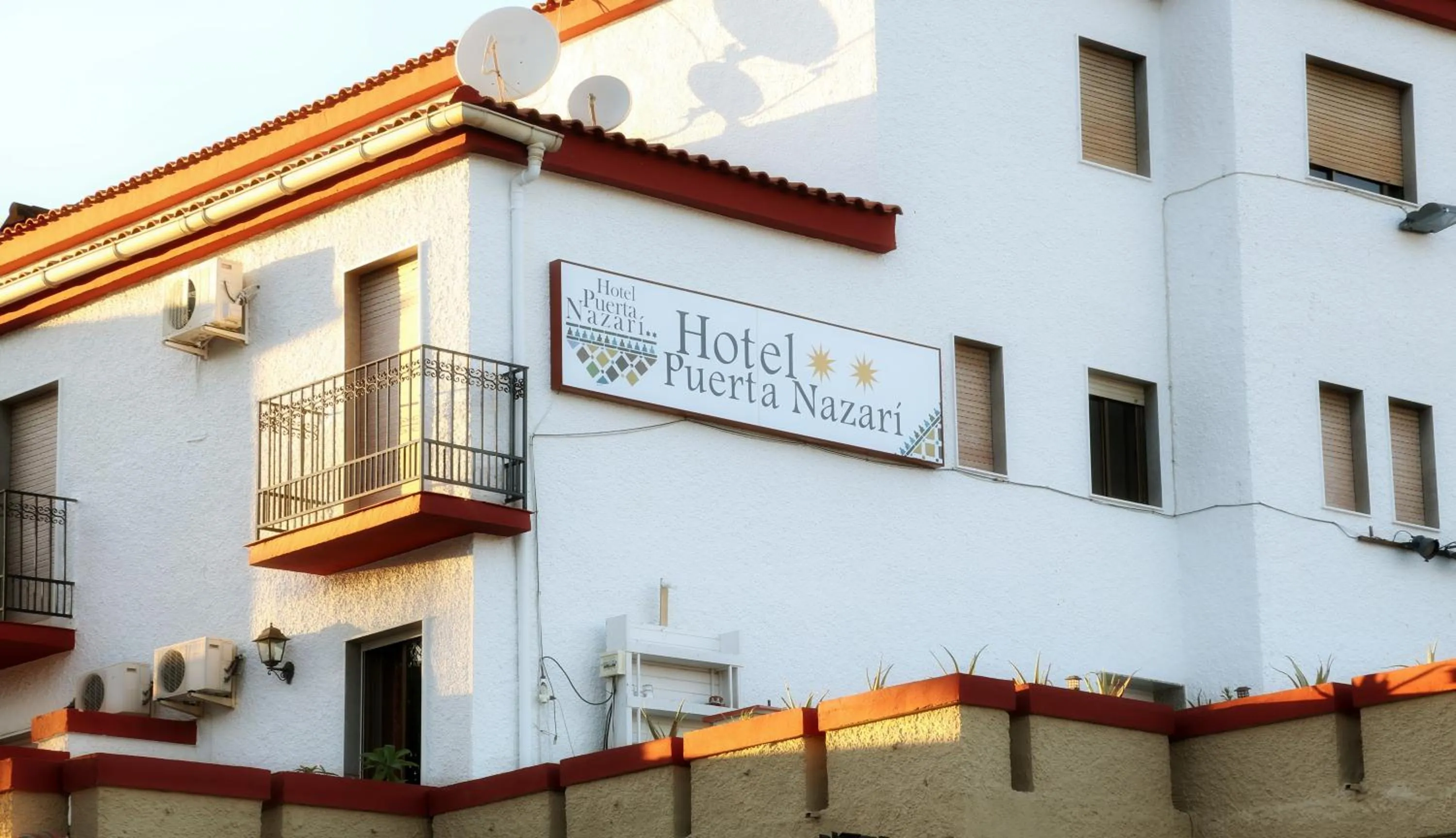 Facade/entrance in Hotel Puerta Nazarí
