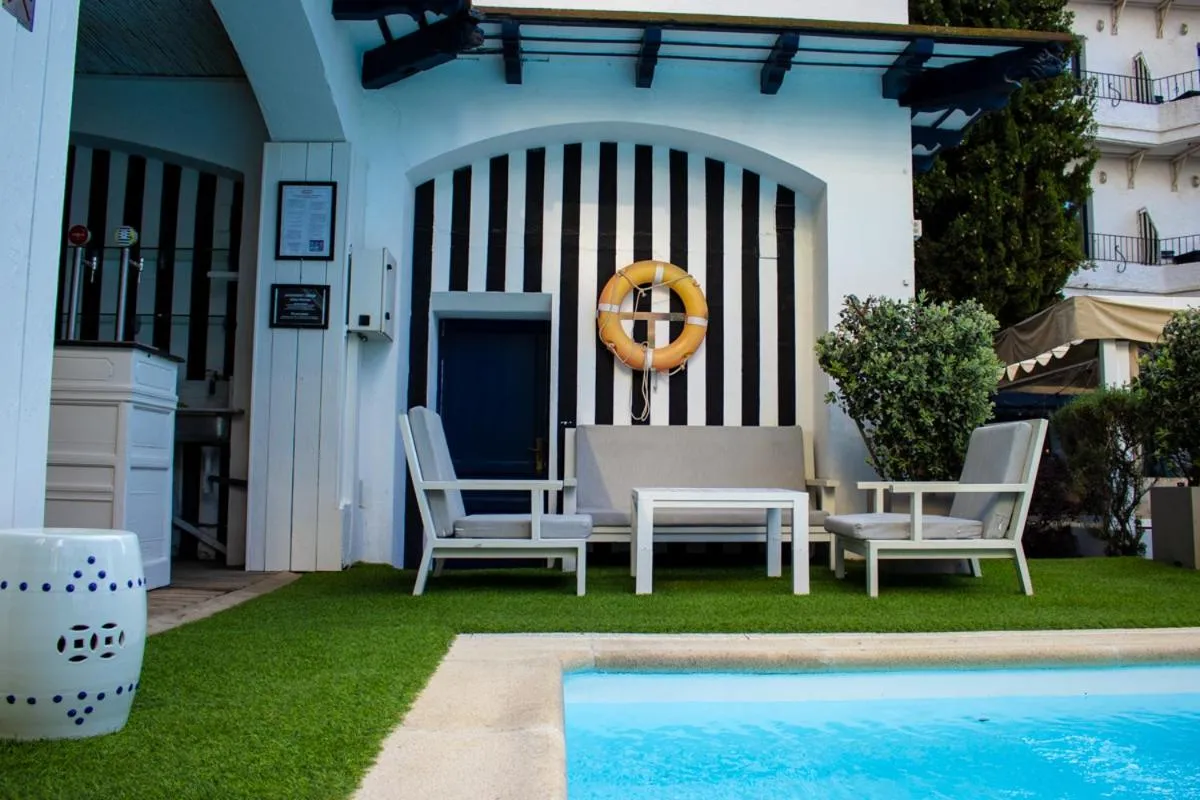 Swimming pool in Hotel Trias