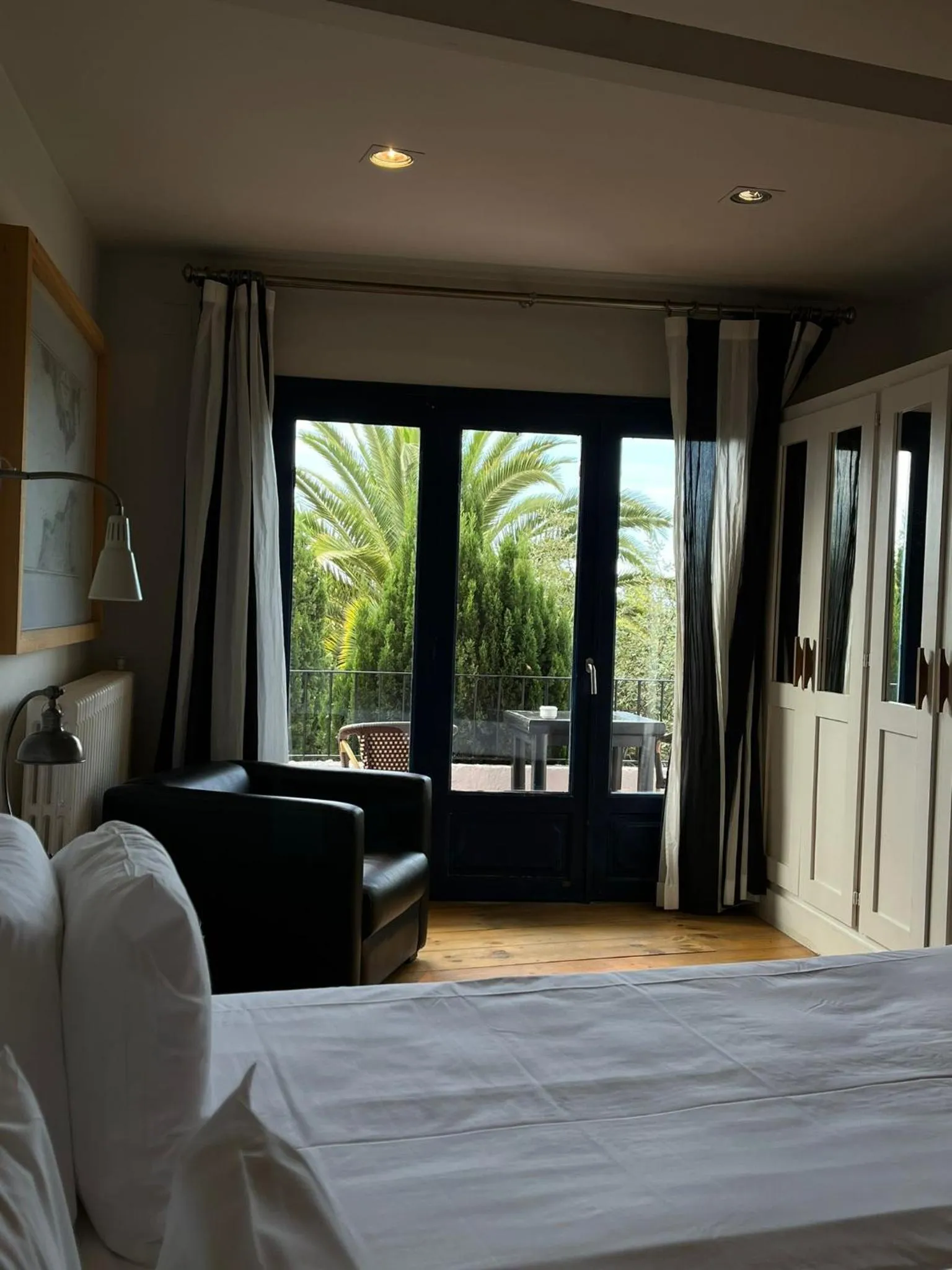 Property building, Bed in Hotel Trias