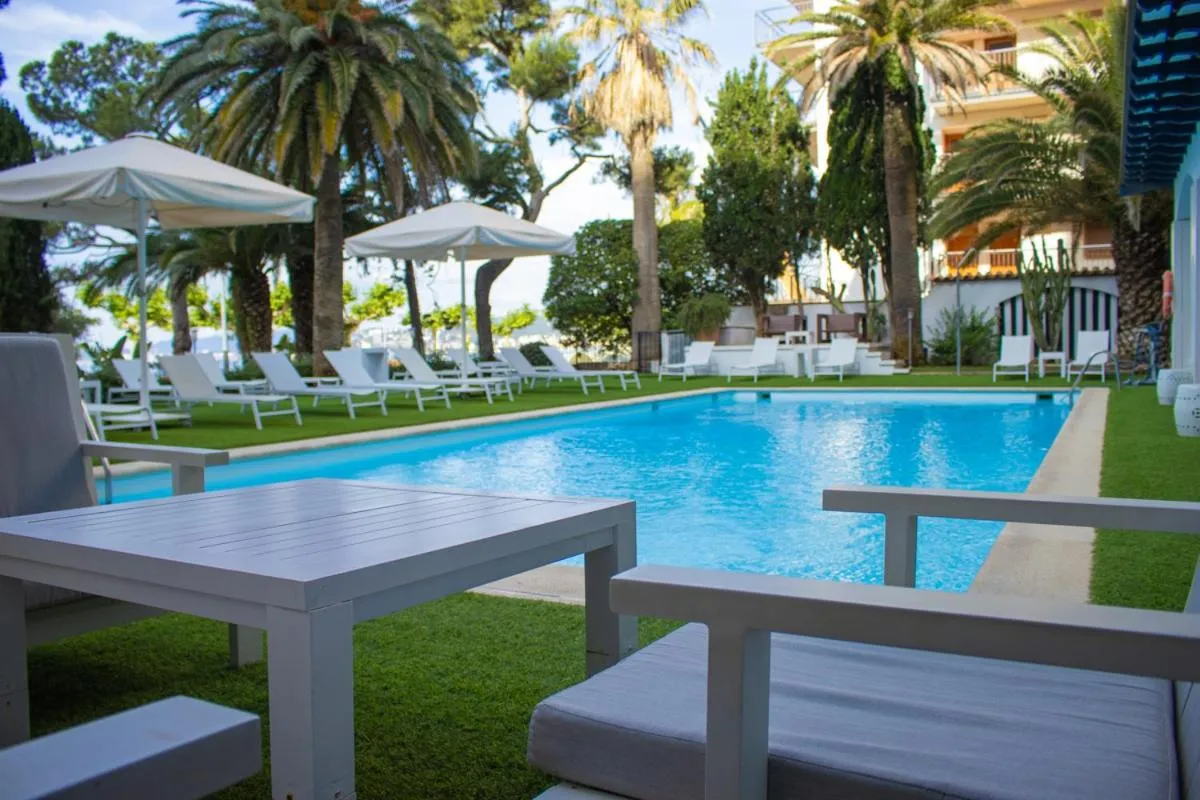 Swimming pool in Hotel Trias