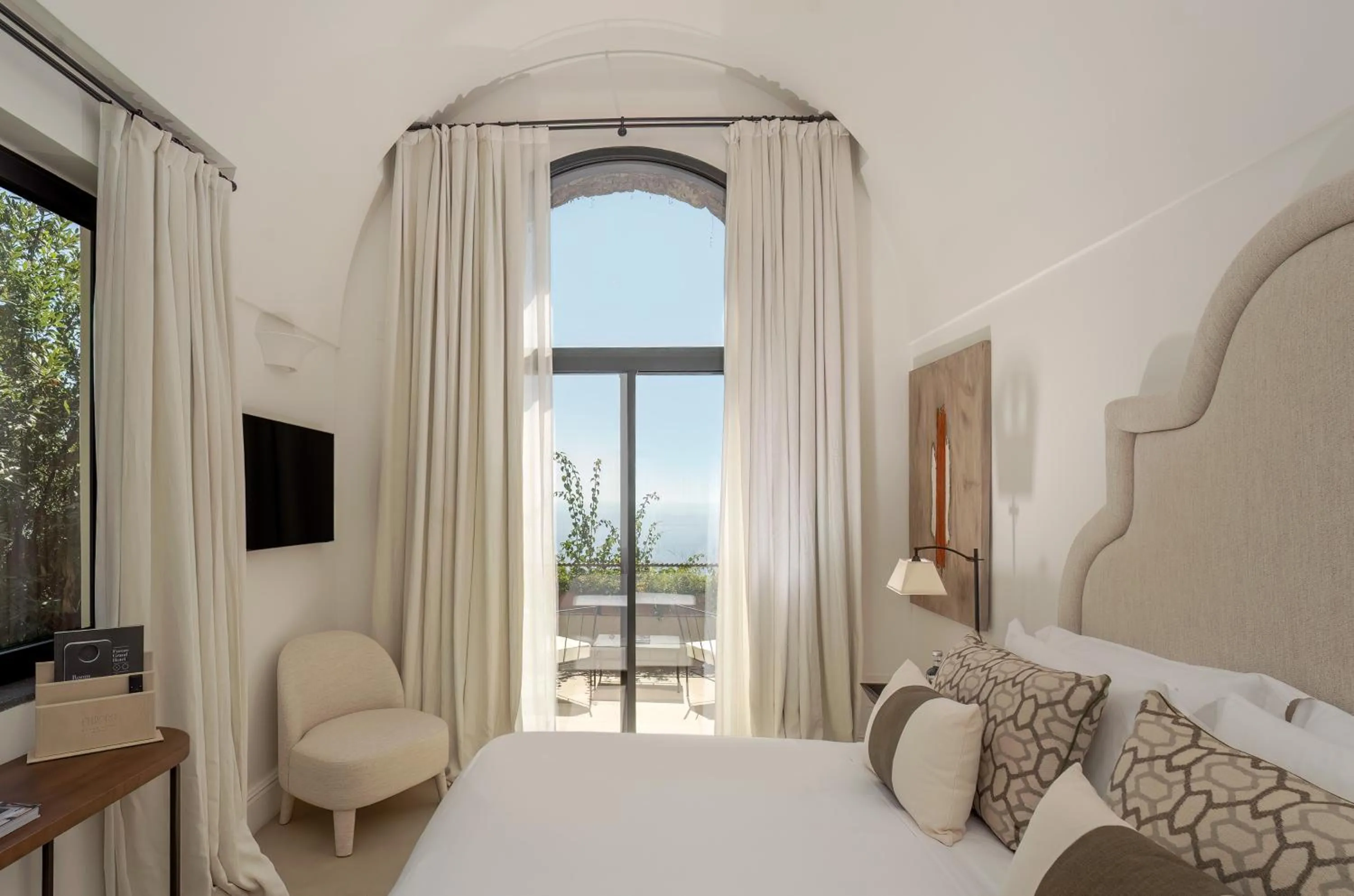 Bedroom, Bed in Furore Grand Hotel