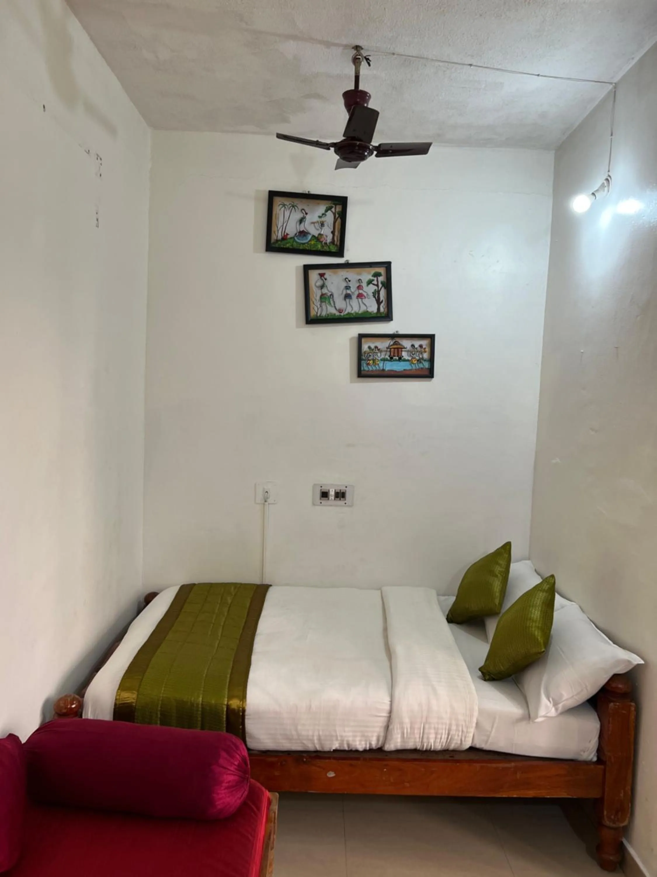 Bed in Hotel Caveri Inn
