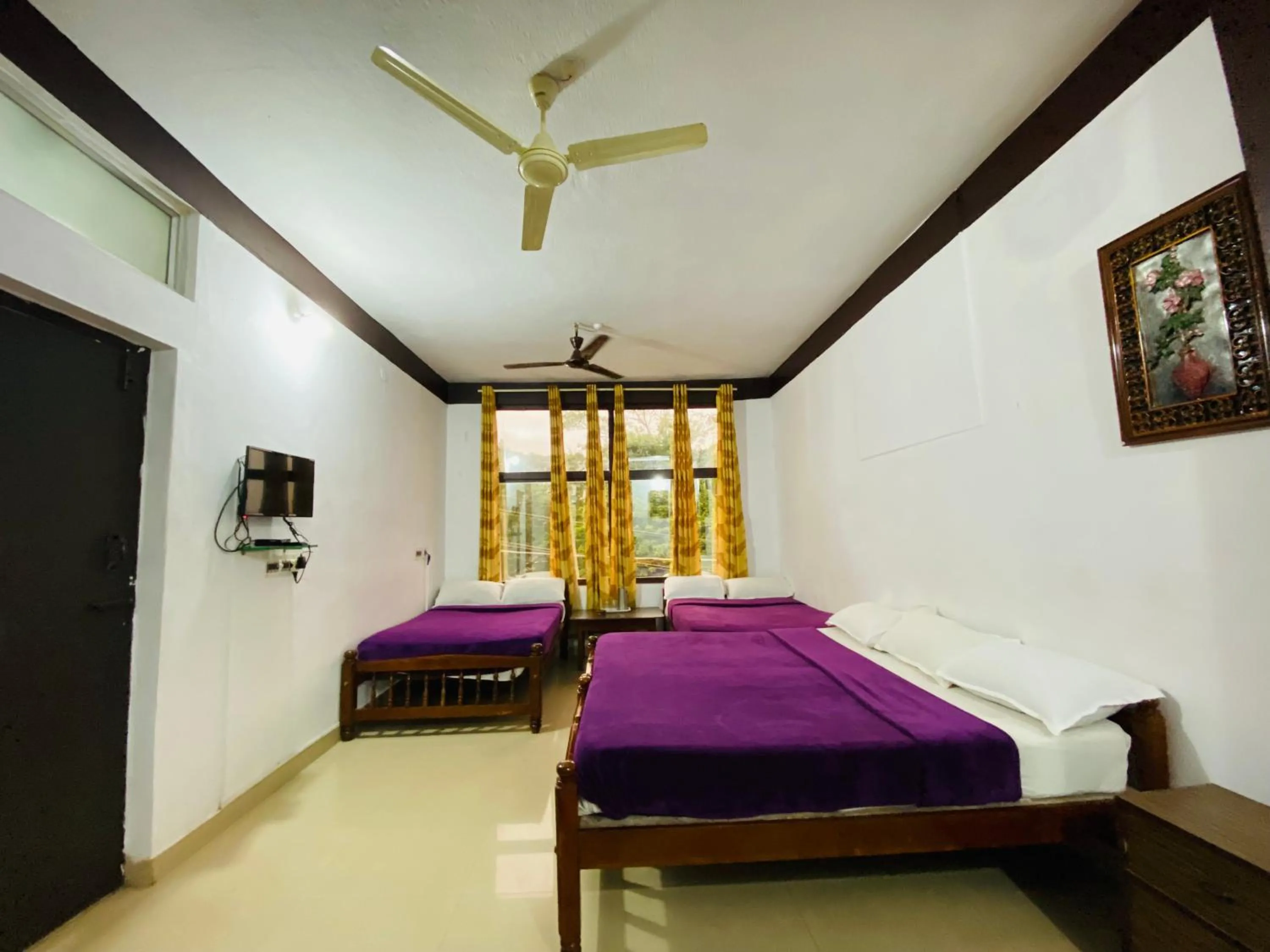Bed in Hotel Caveri Inn