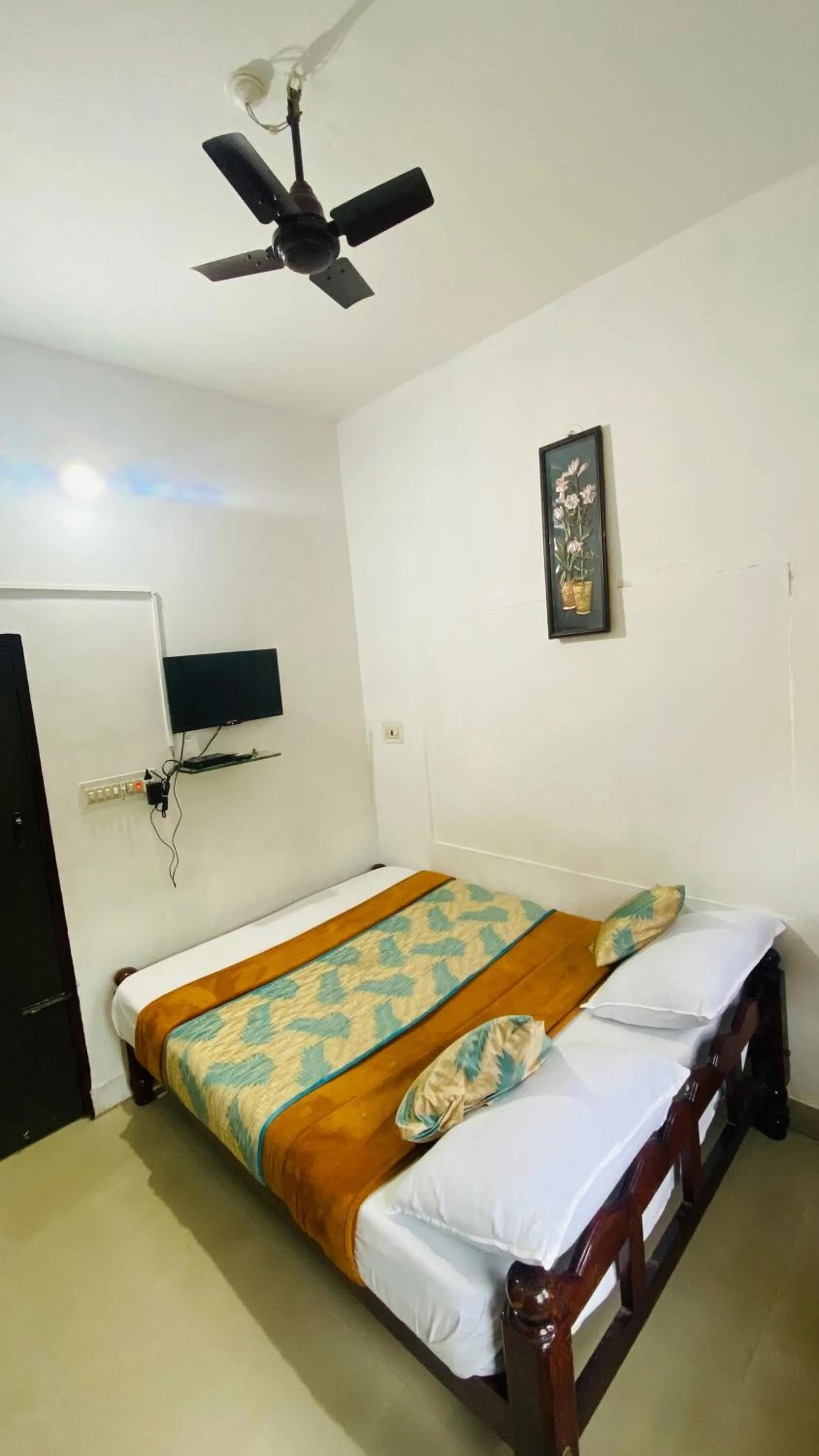 Bed in Hotel Caveri Inn
