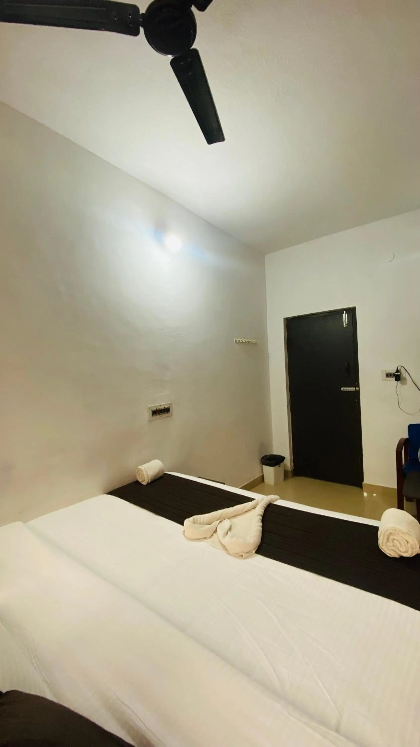 Bed in Hotel Caveri Inn