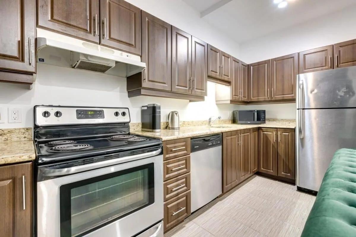 M11 Beautiful Cozy 2BR wAC Perfect Location