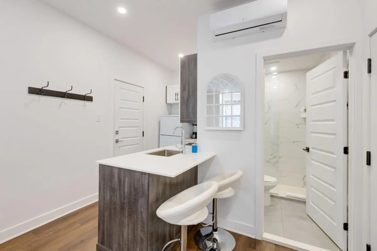 M11 Upscale Studio wQueen Bed AC Prime Location