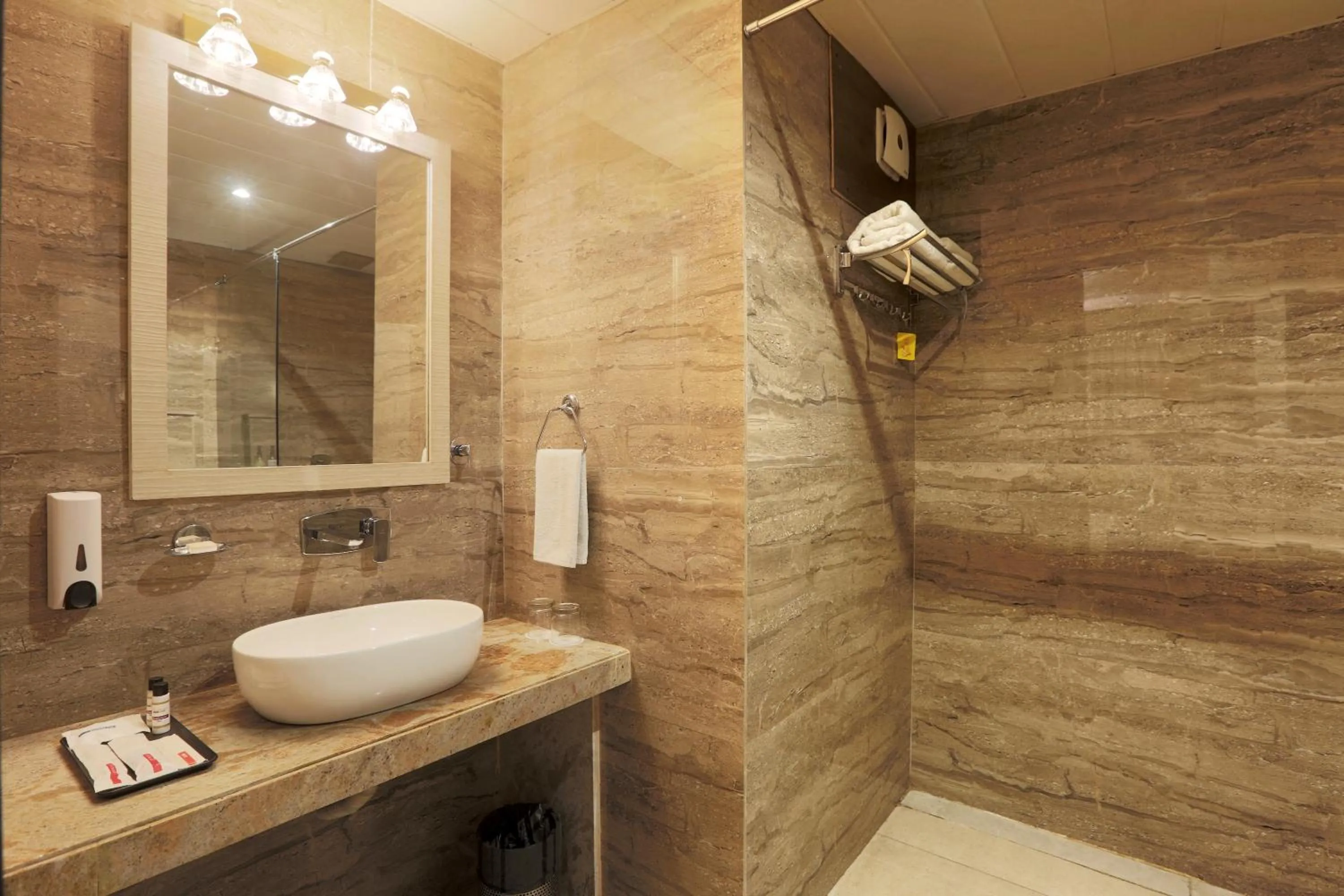 Bathroom in Hotel Cardinal Oxmo Delhi Airport