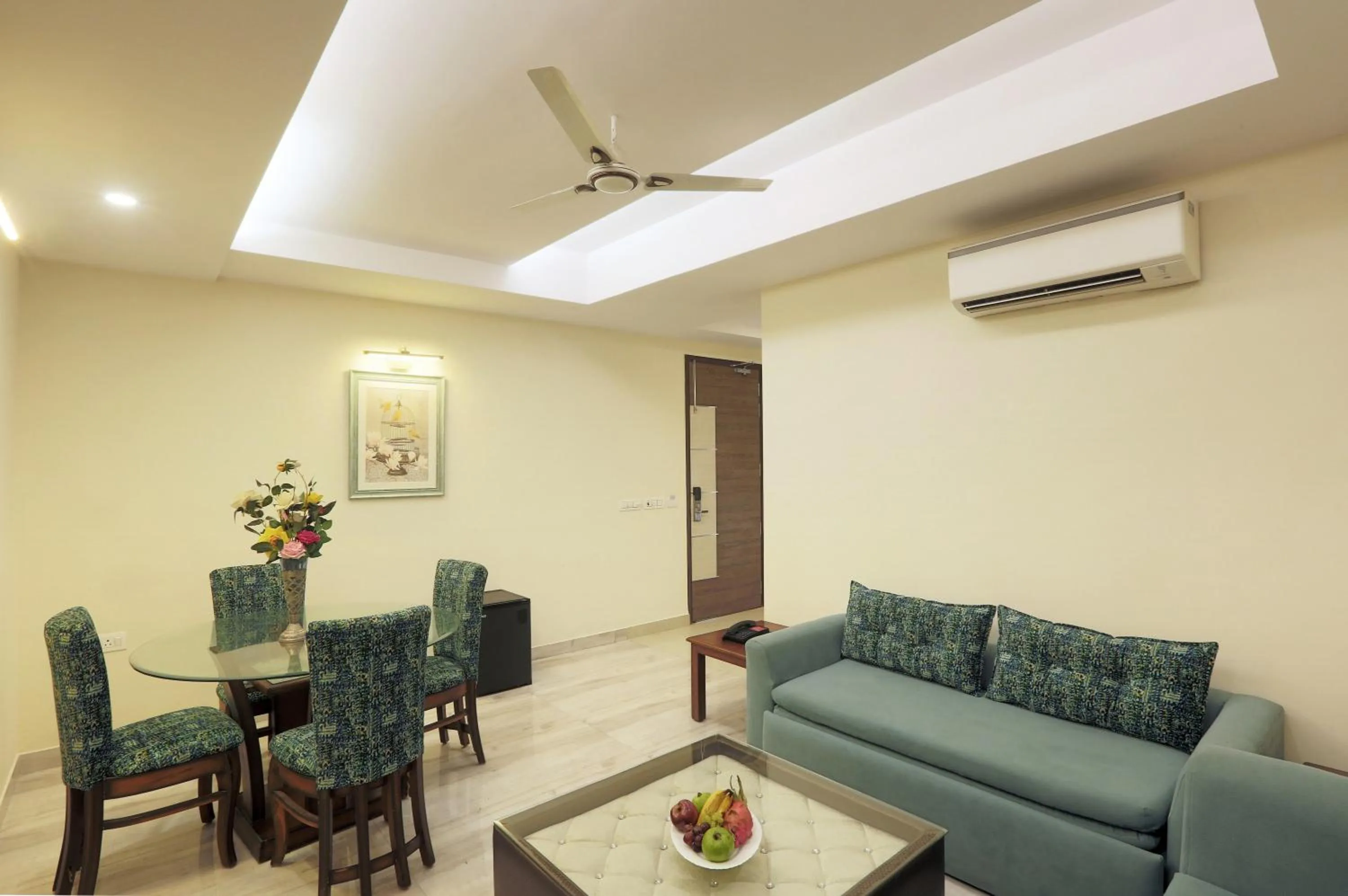 TV and multimedia in Hotel Cardinal Oxmo Delhi Airport