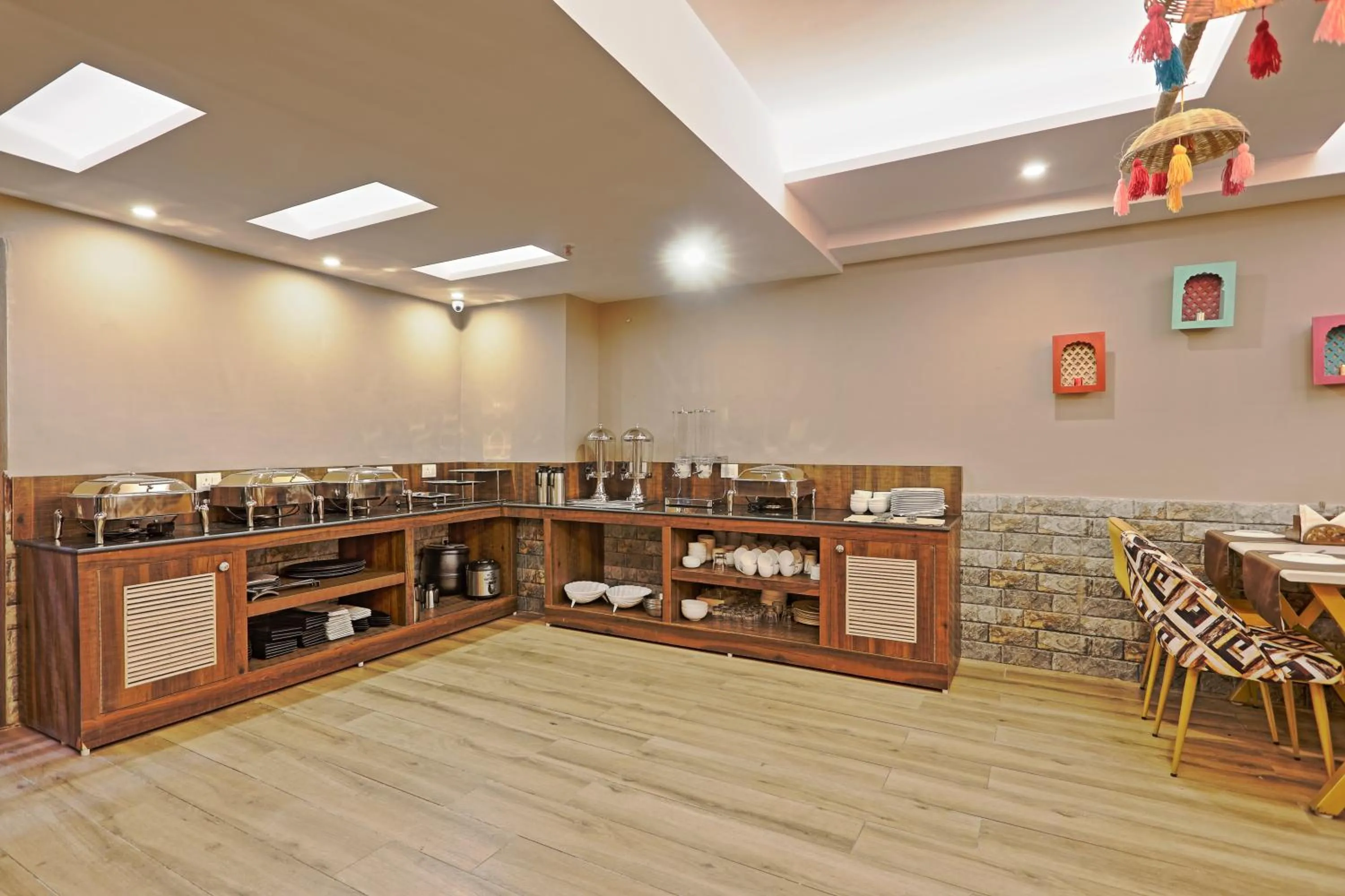 Restaurant/places to eat in Hotel Cardinal Oxmo Delhi Airport