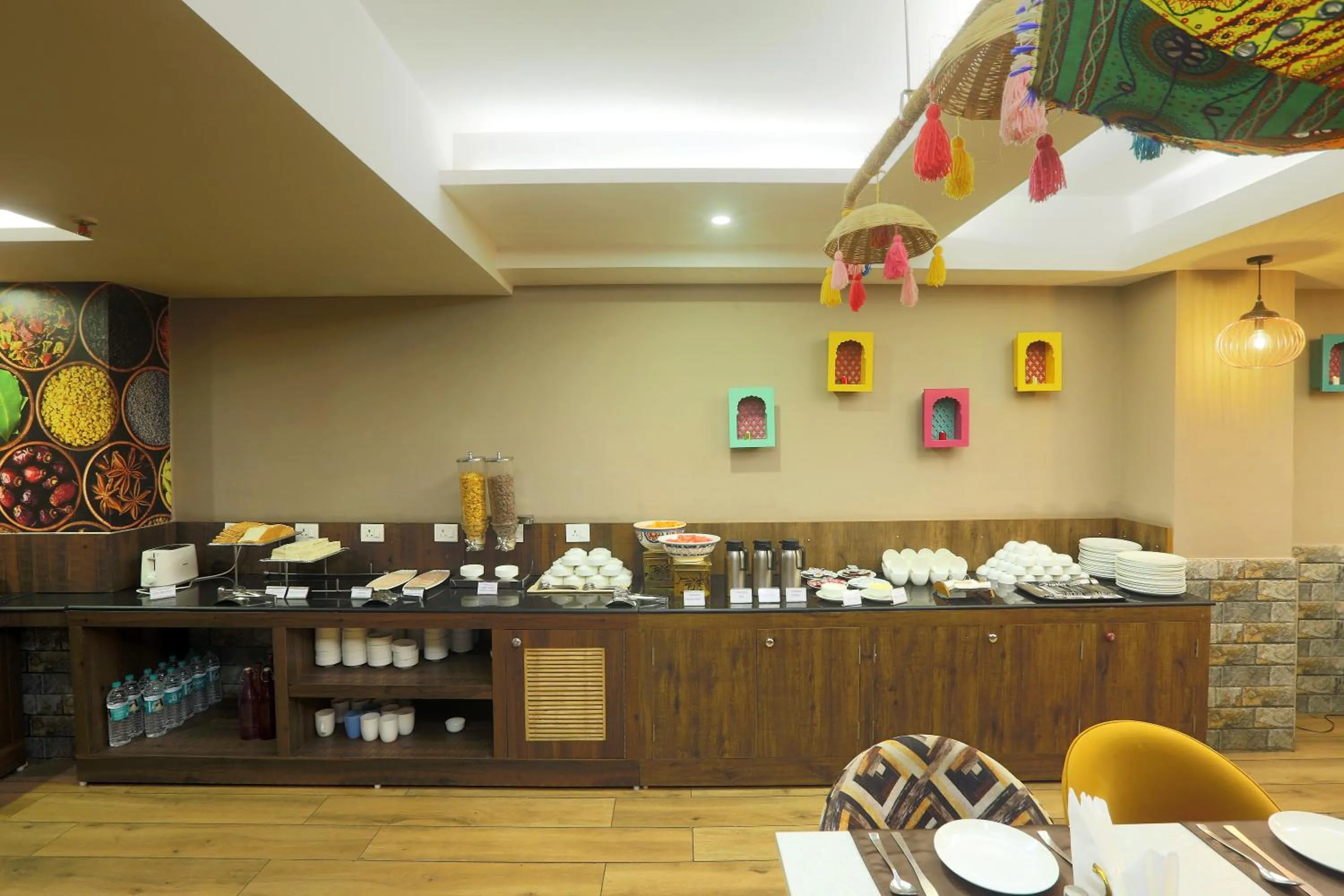 Restaurant/places to eat in Hotel Cardinal Oxmo Delhi Airport