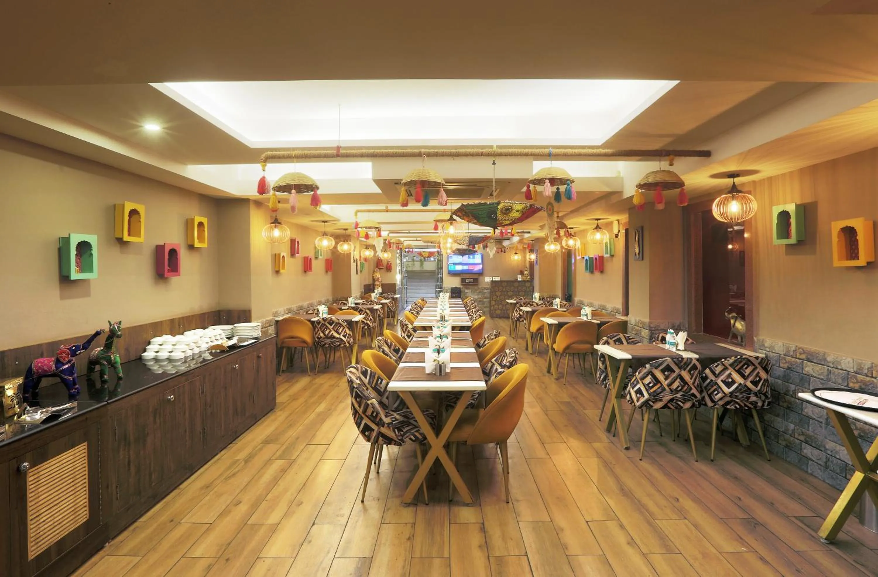 Restaurant/places to eat in Hotel Cardinal Oxmo Delhi Airport