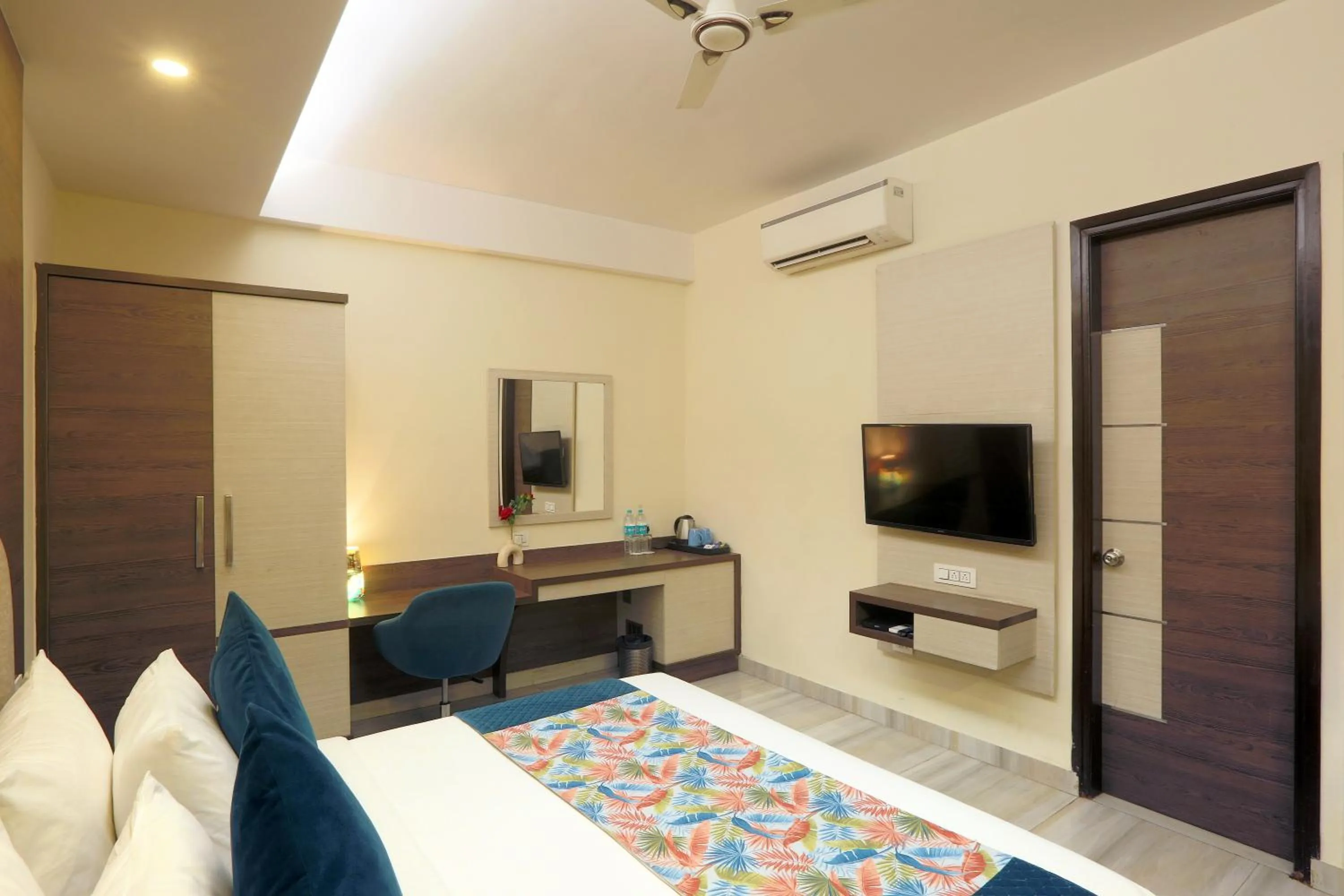 Bed in Hotel Cardinal Oxmo Delhi Airport