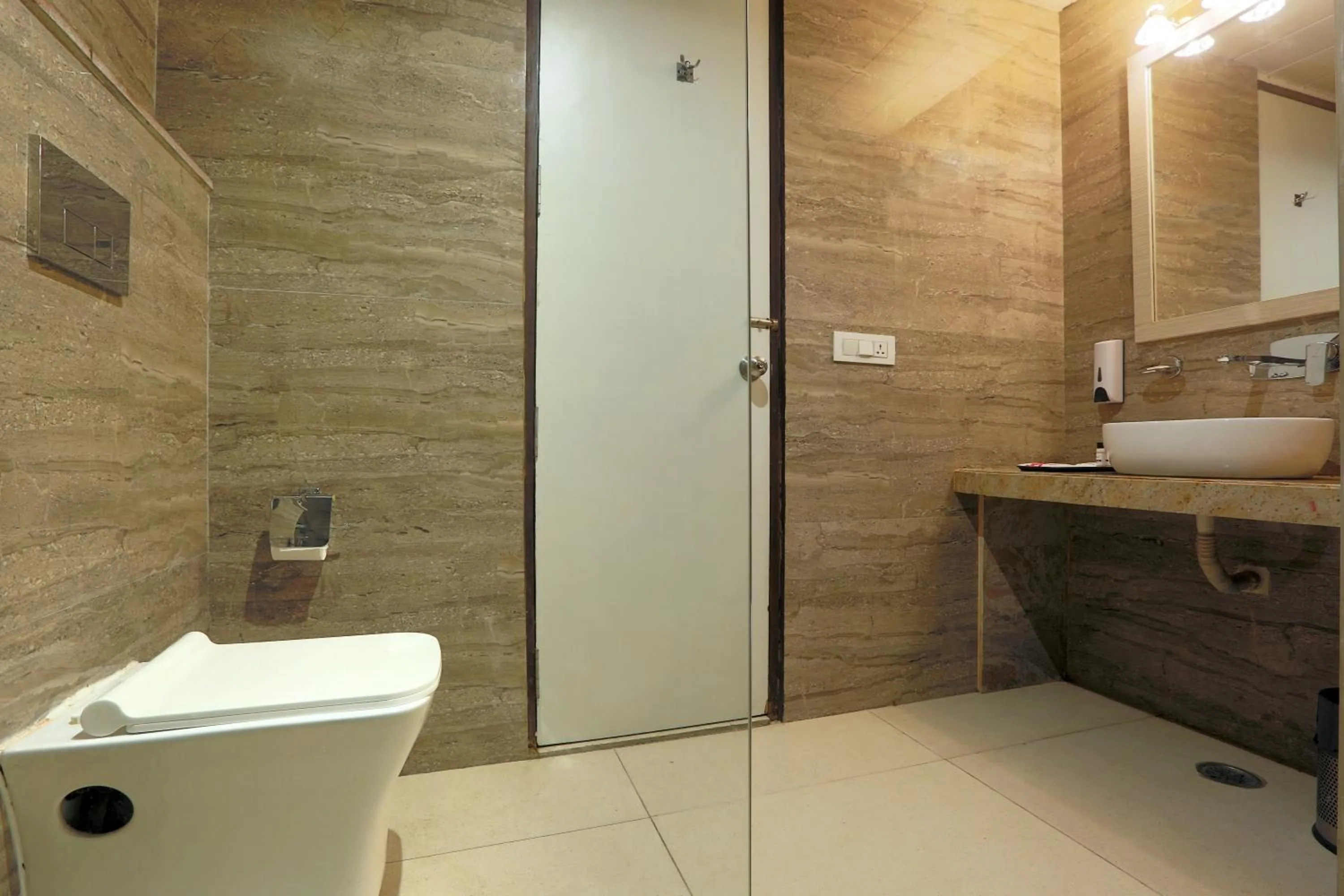 Bathroom in Hotel Cardinal Oxmo Delhi Airport