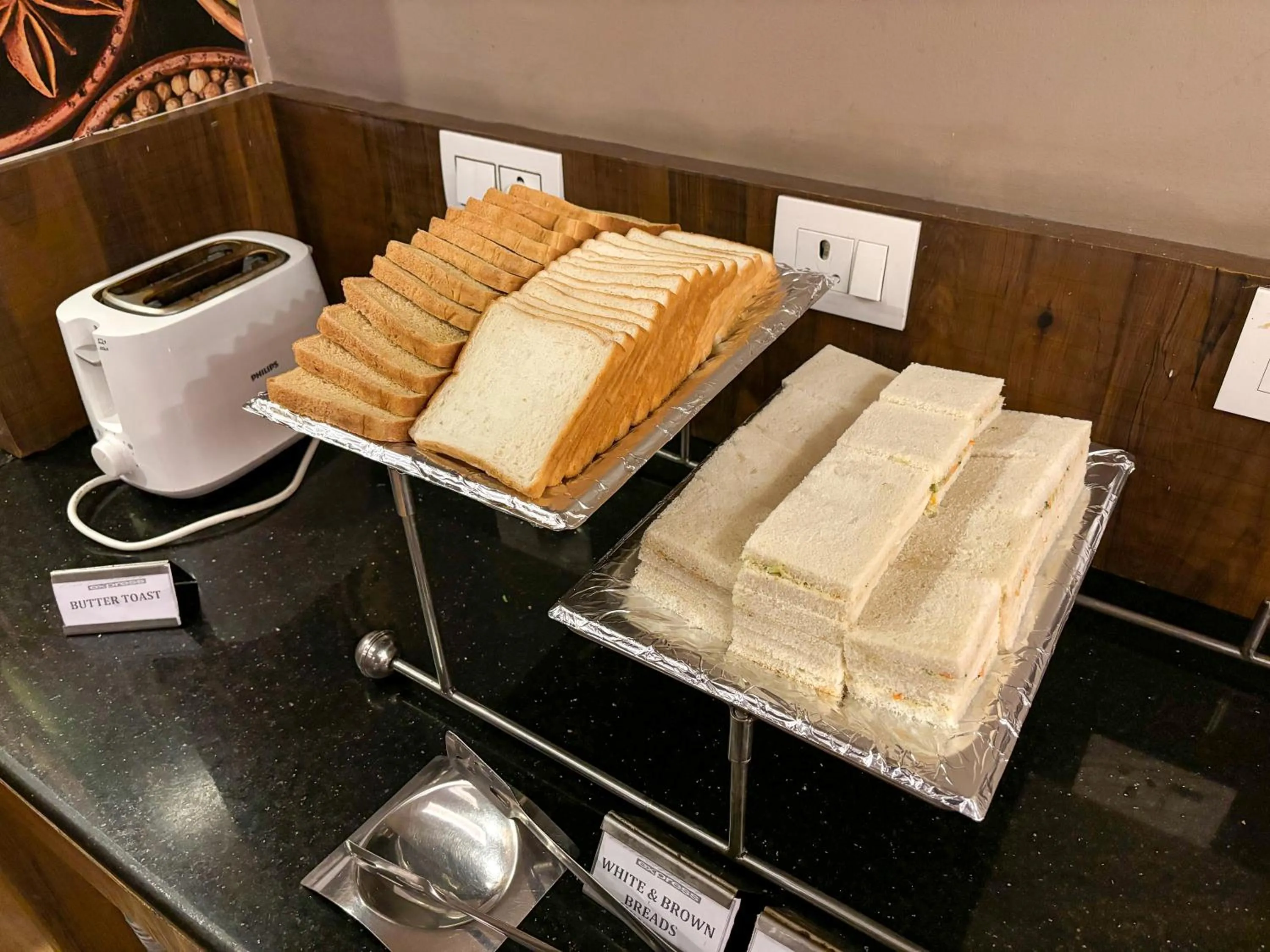 Food and drinks in Hotel Cardinal Oxmo Delhi Airport