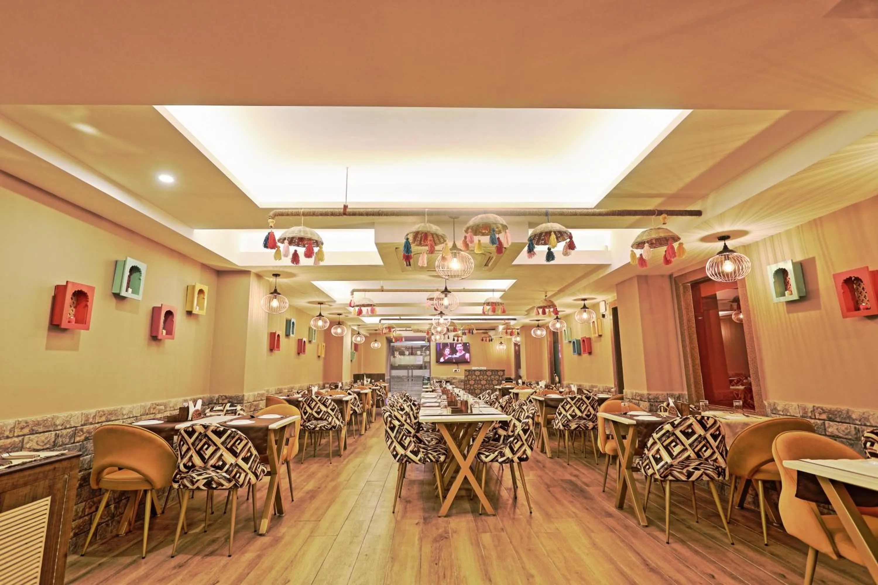 Restaurant/places to eat in Hotel Cardinal Oxmo Delhi Airport