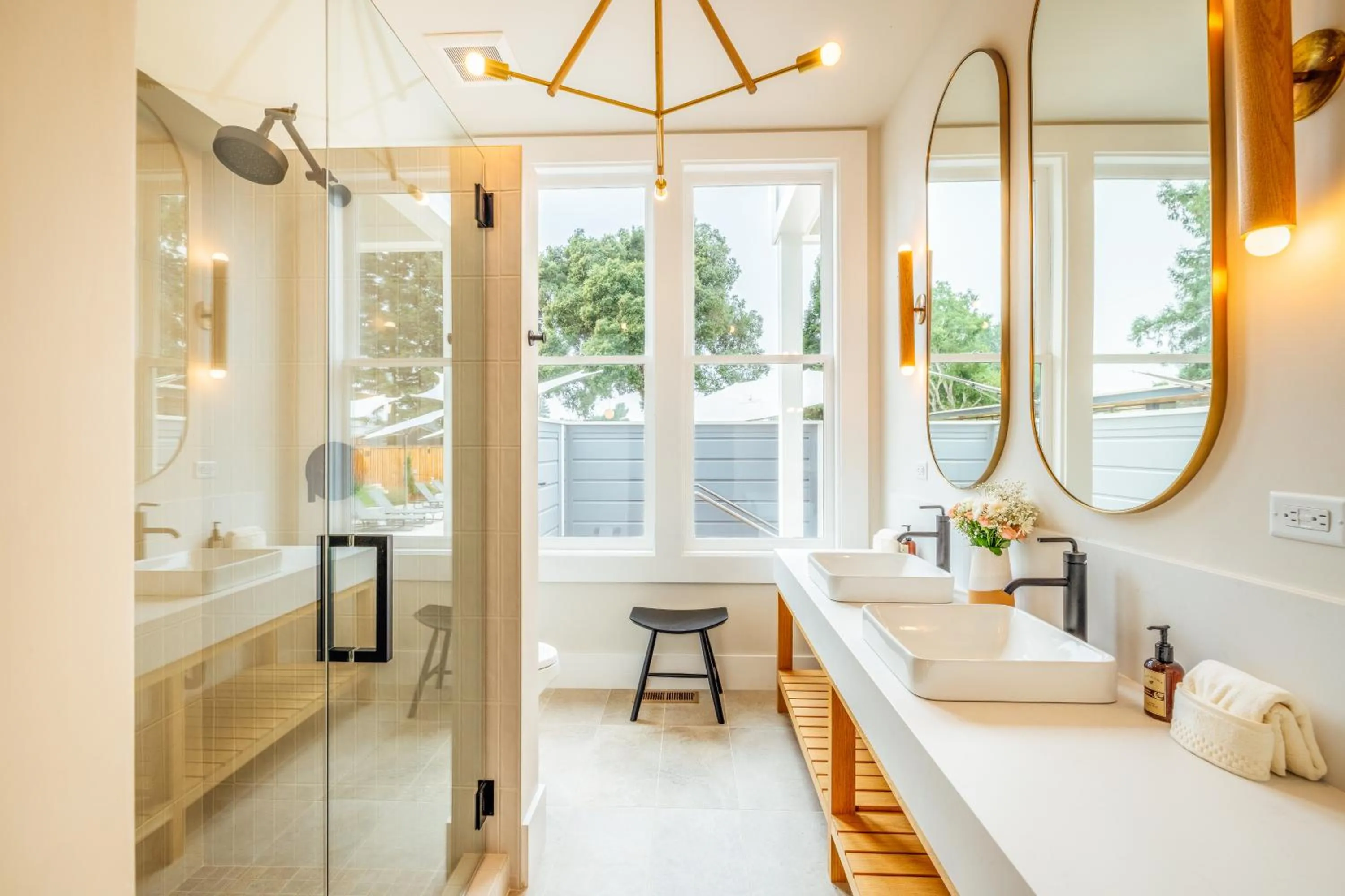 Bathroom, Bed in The Ruse