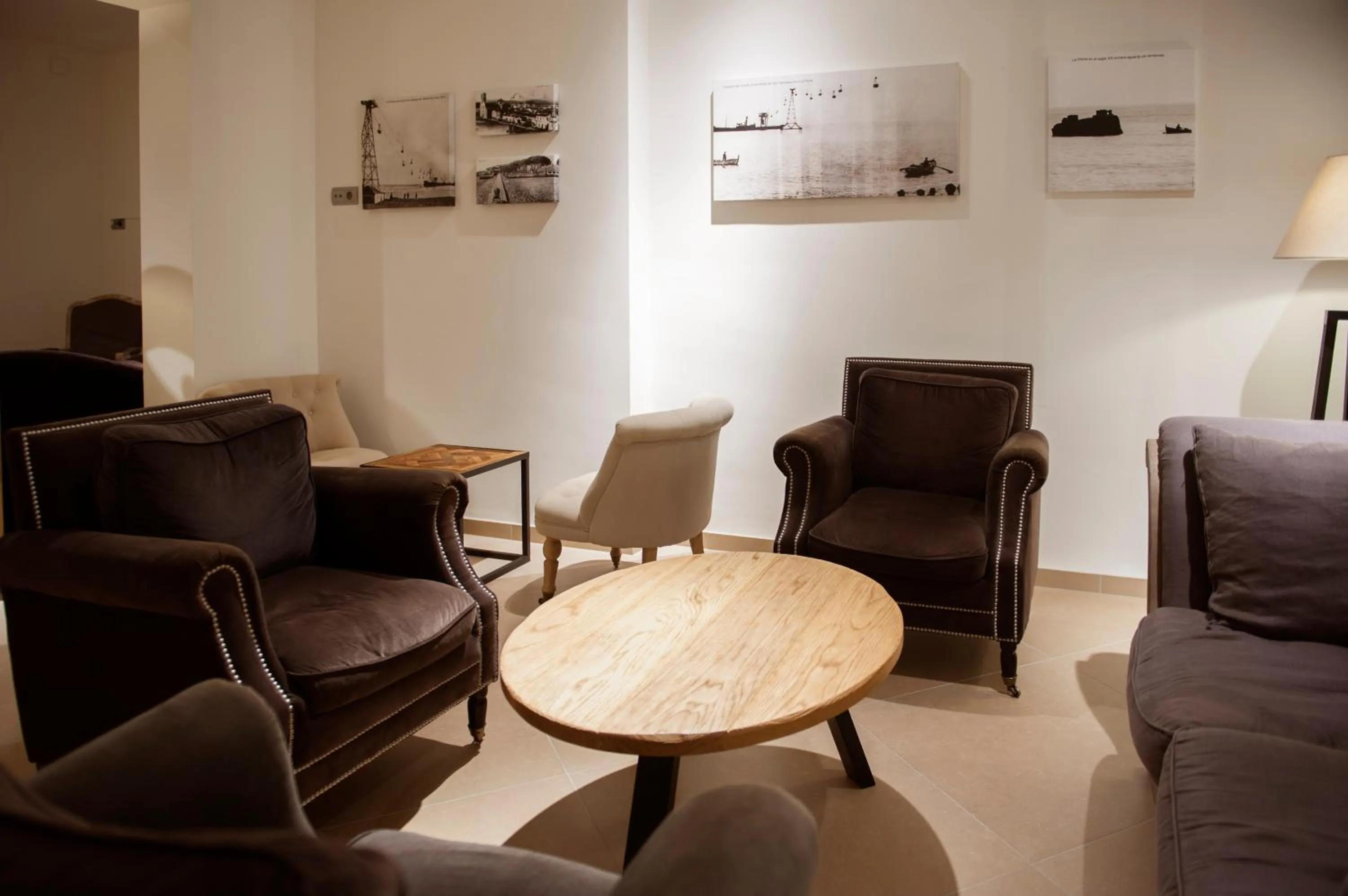 Communal lounge/ TV room in Hotel Rosa Nàutica