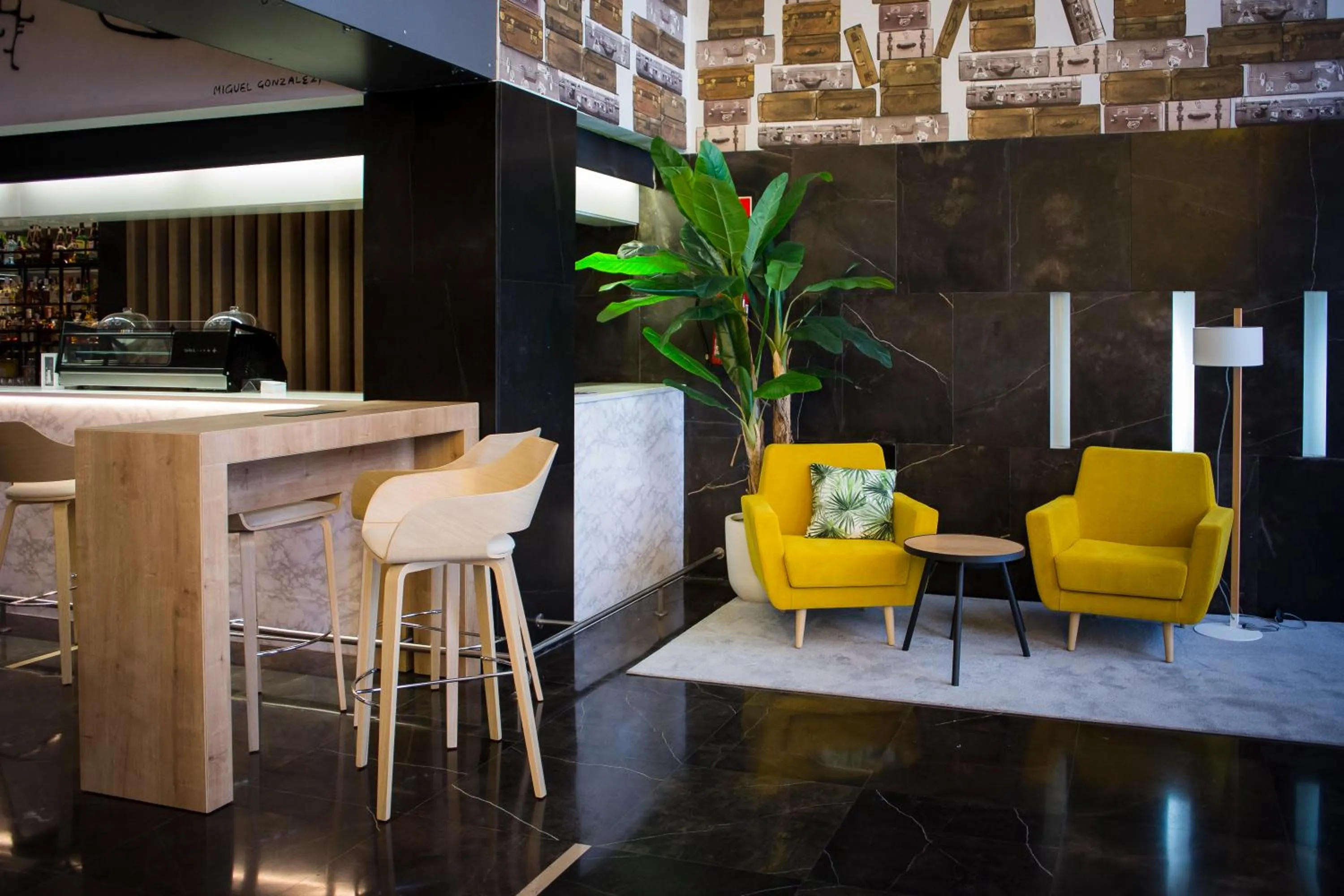 Lounge or bar in Vincci Zaragoza Zentro