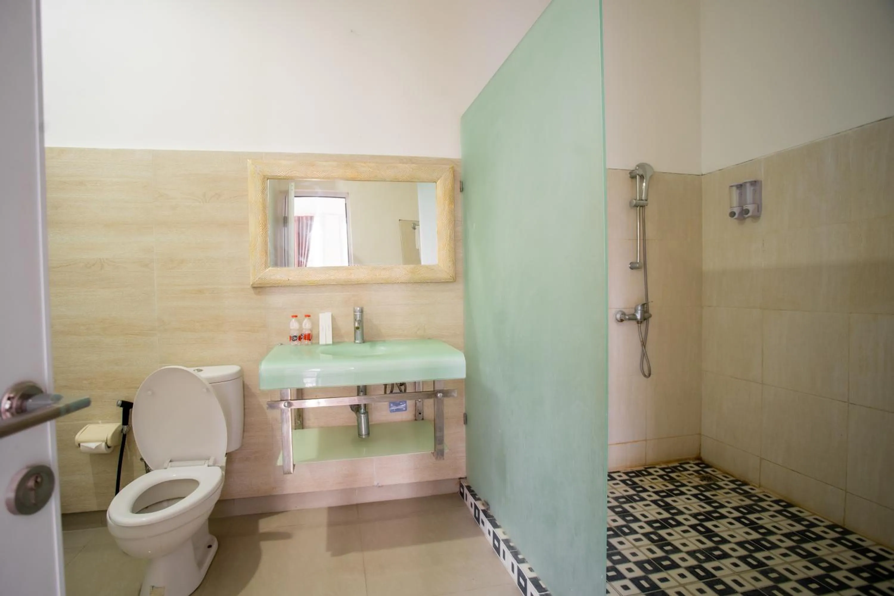 Shower in Taman Bali A&R Seminyak