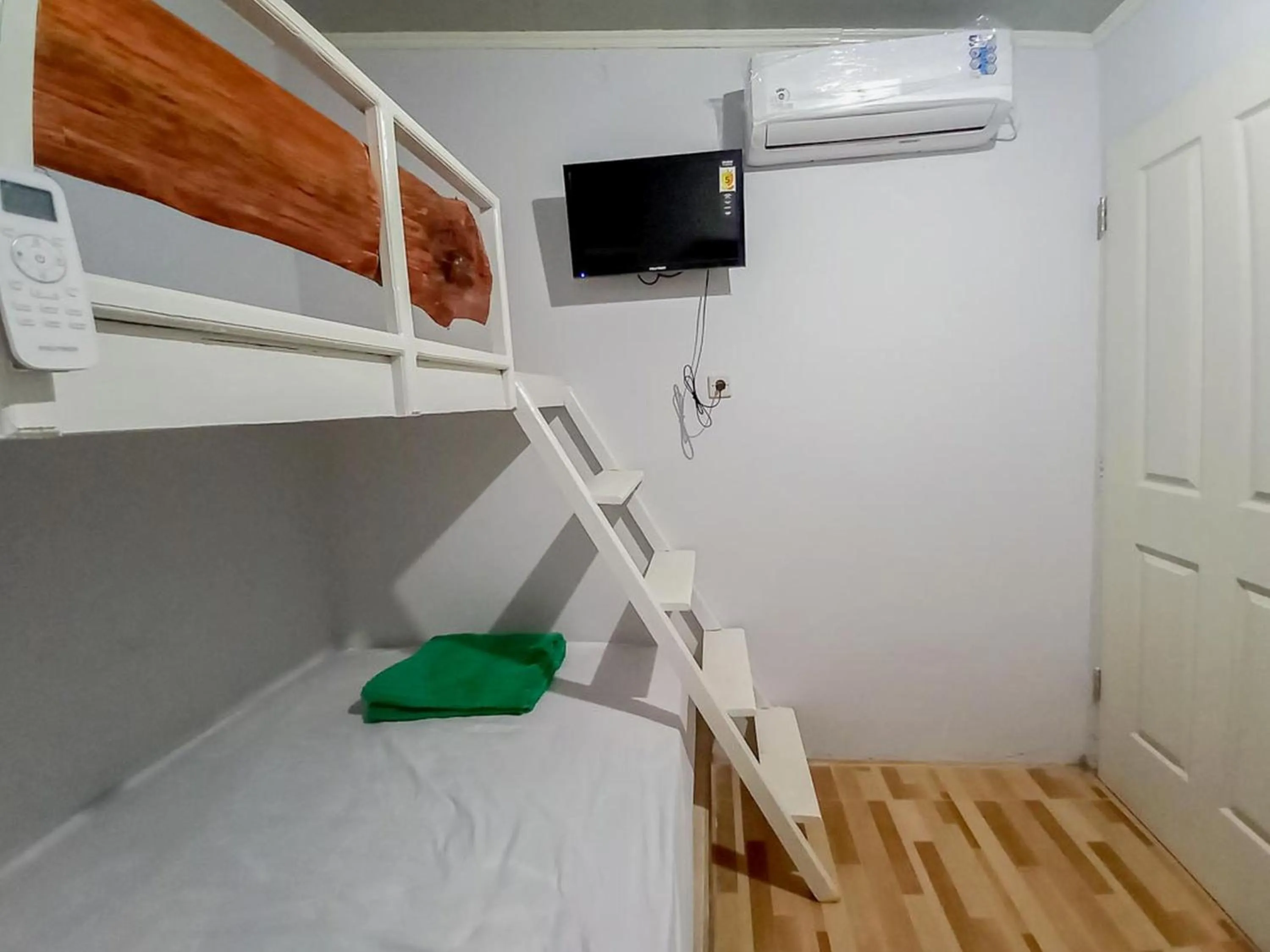 Bedroom, Bed in Labinda Homestay Caruban Mitra RedDoorz