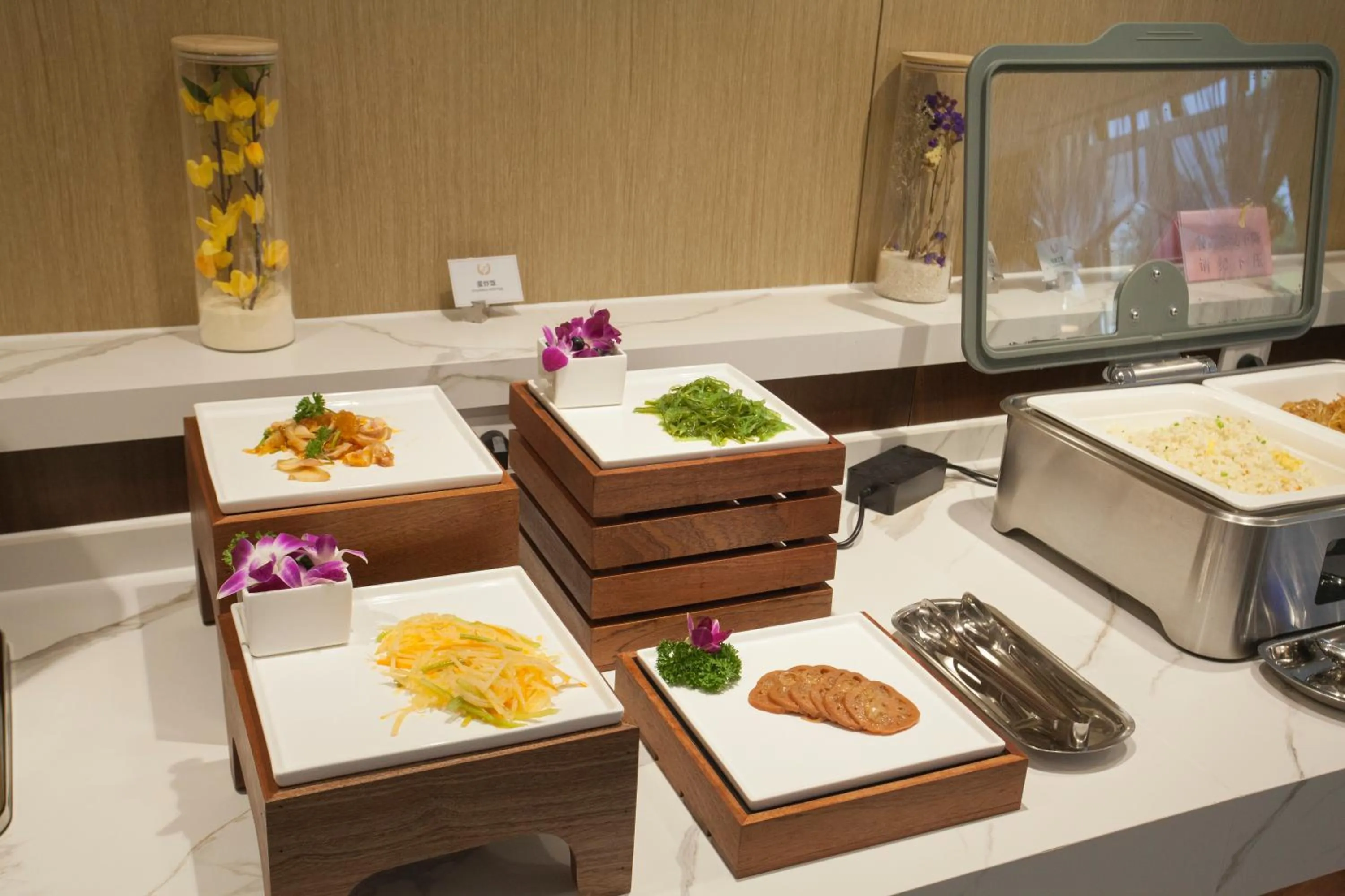 Restaurant/places to eat in Joy Fall Hotel