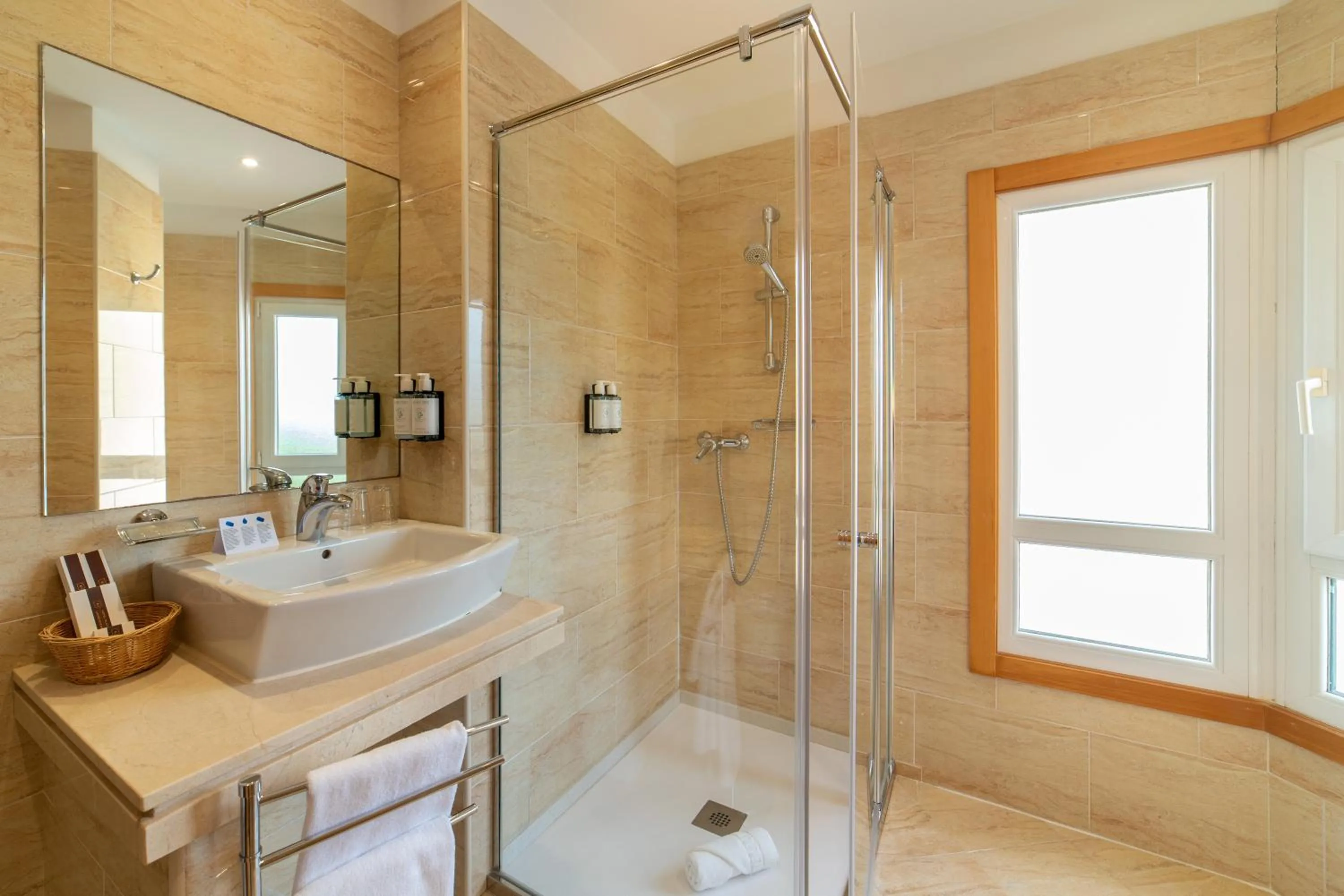 Shower in Hotel Playa Langosteira by Adeloló