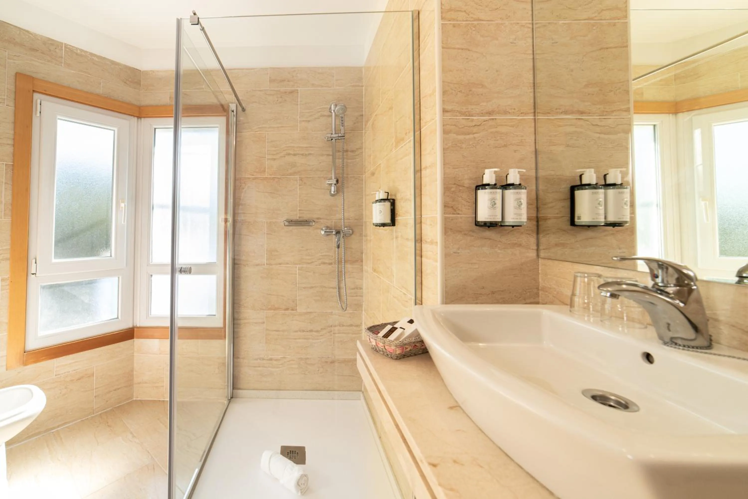 Shower in Hotel Playa Langosteira by Adeloló