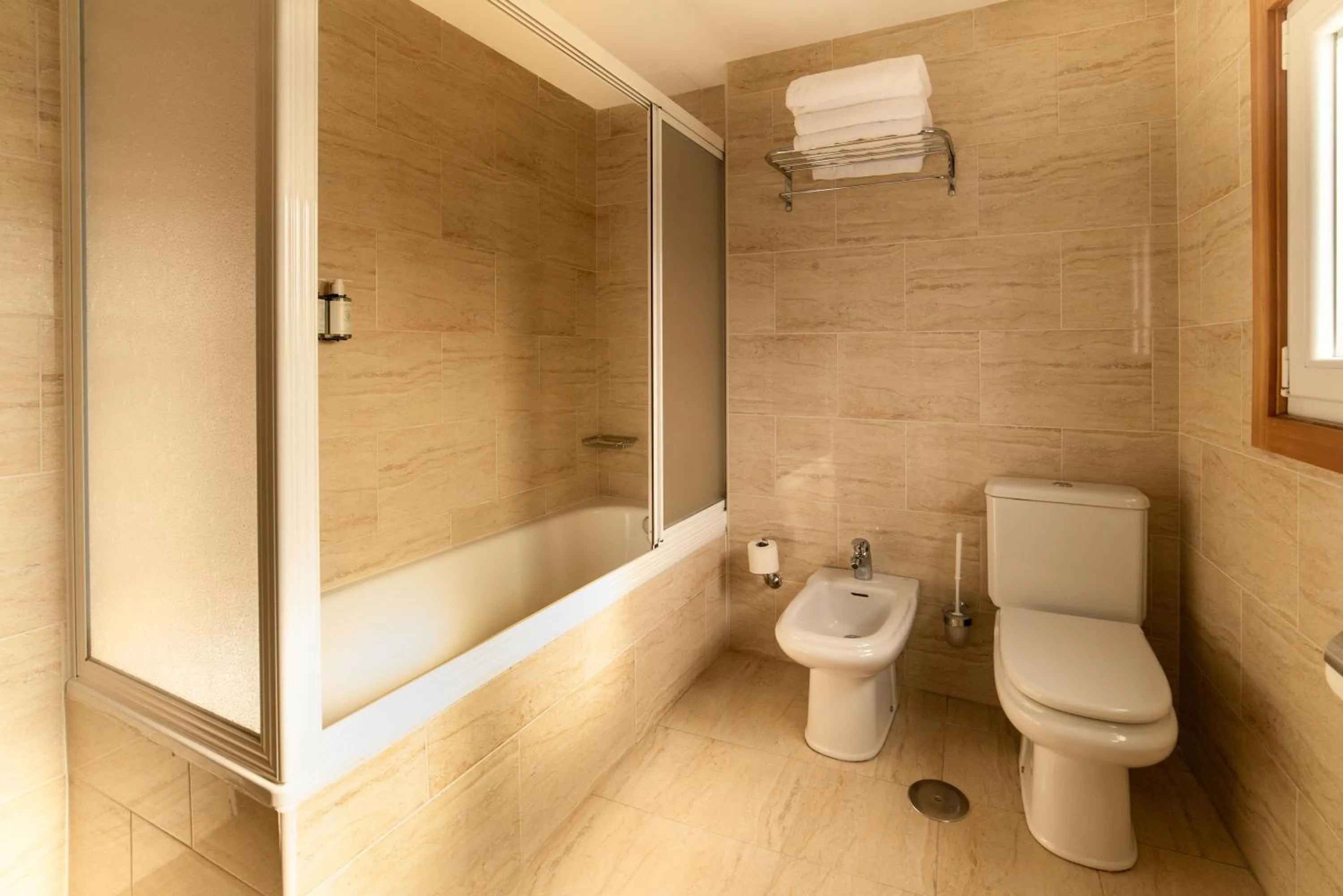 Toilet in Hotel Playa Langosteira by Adeloló