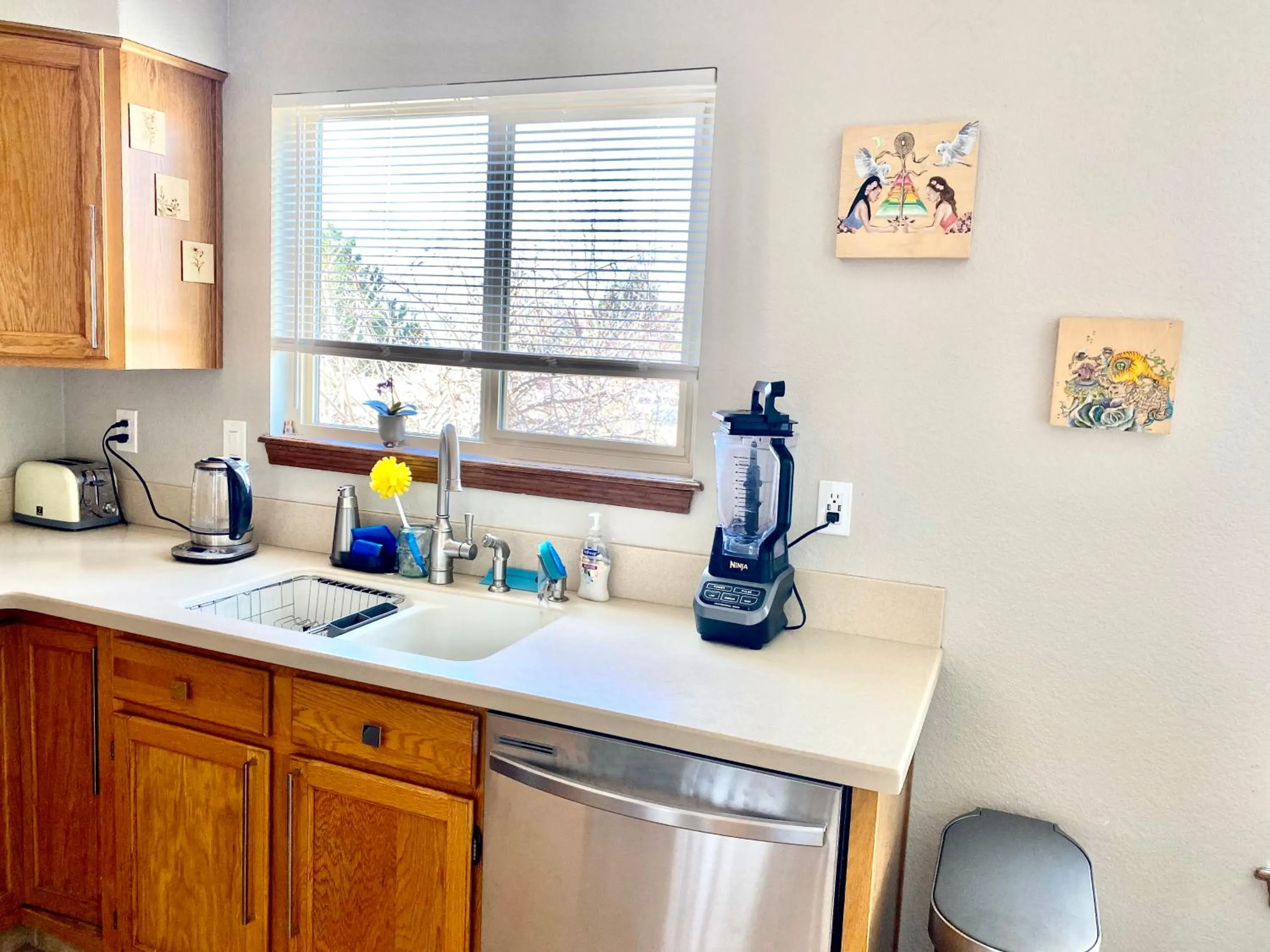 Coffee/tea facilities in 3br home 2br unit close to USAFA with fireplace