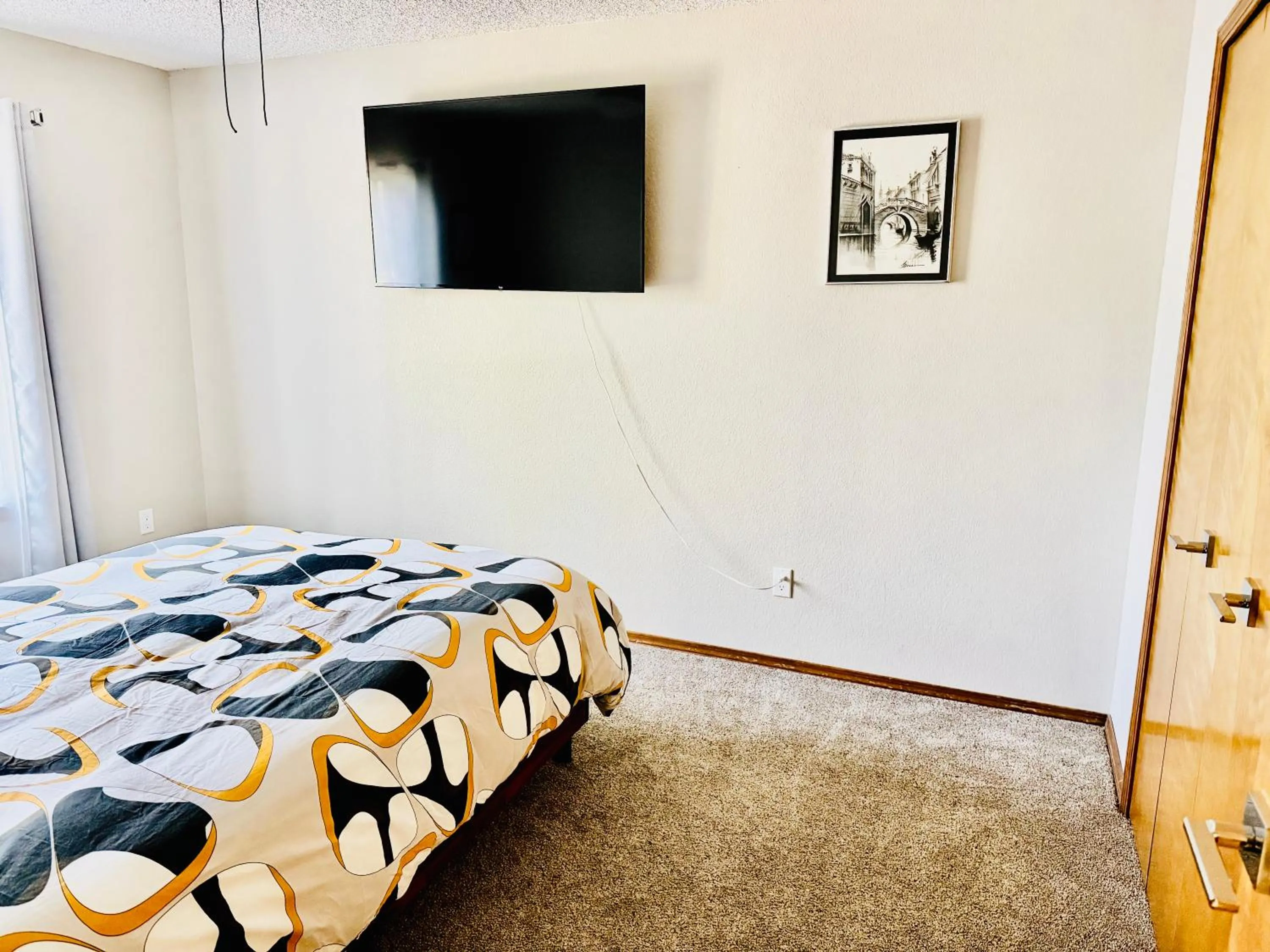 Bed in 3br home 2br unit close to USAFA with fireplace