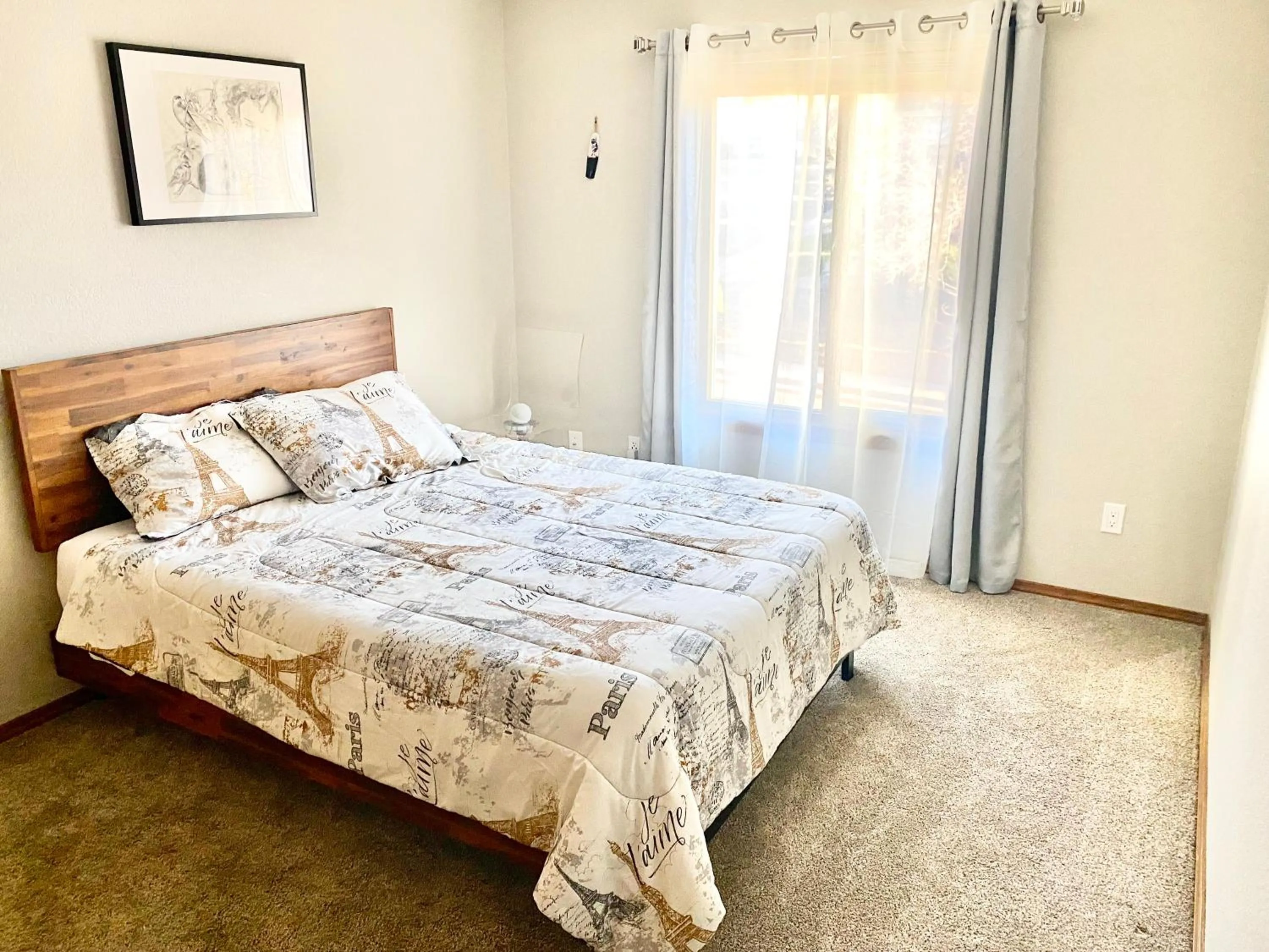 Bed in 3br home 2br unit close to USAFA with fireplace