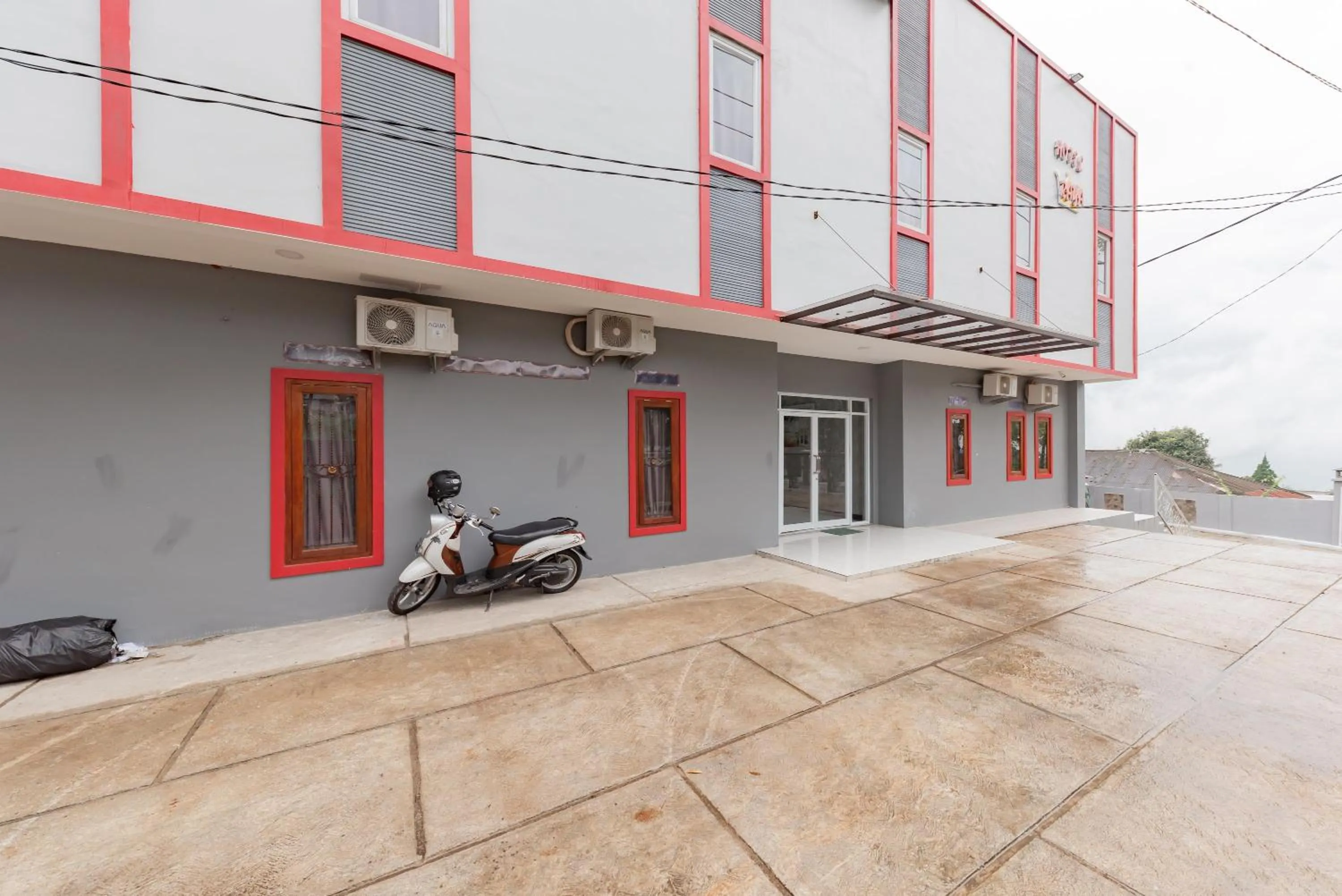 Property building in RedDoorz Syariah Plus near Tugu Bubur Ayam Cianjur