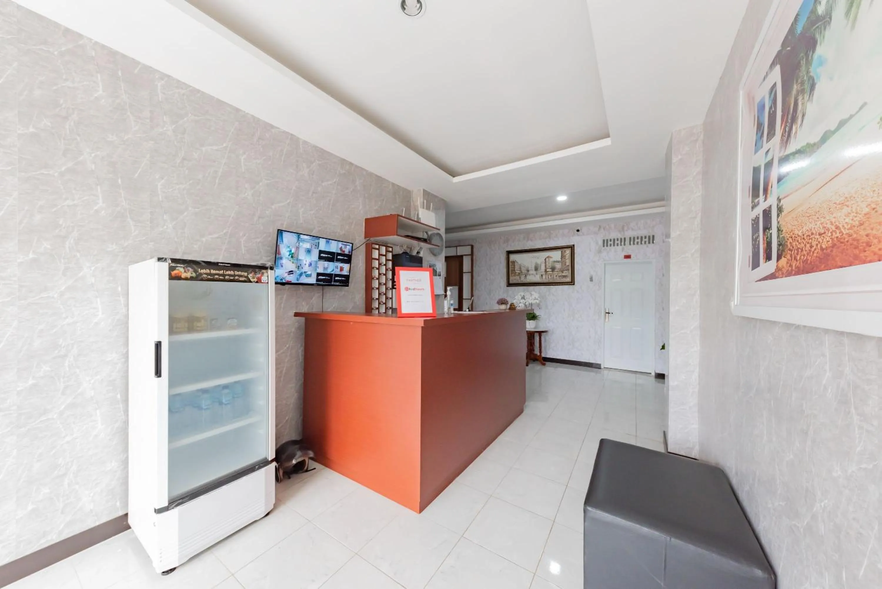 Lobby or reception in RedDoorz Syariah Plus near Tugu Bubur Ayam Cianjur