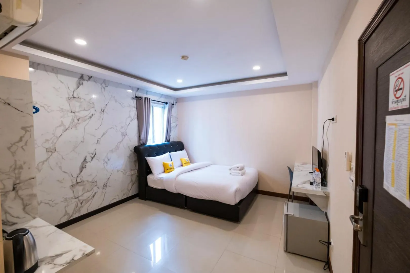 Photo of the whole room, Bed in Amber Inn