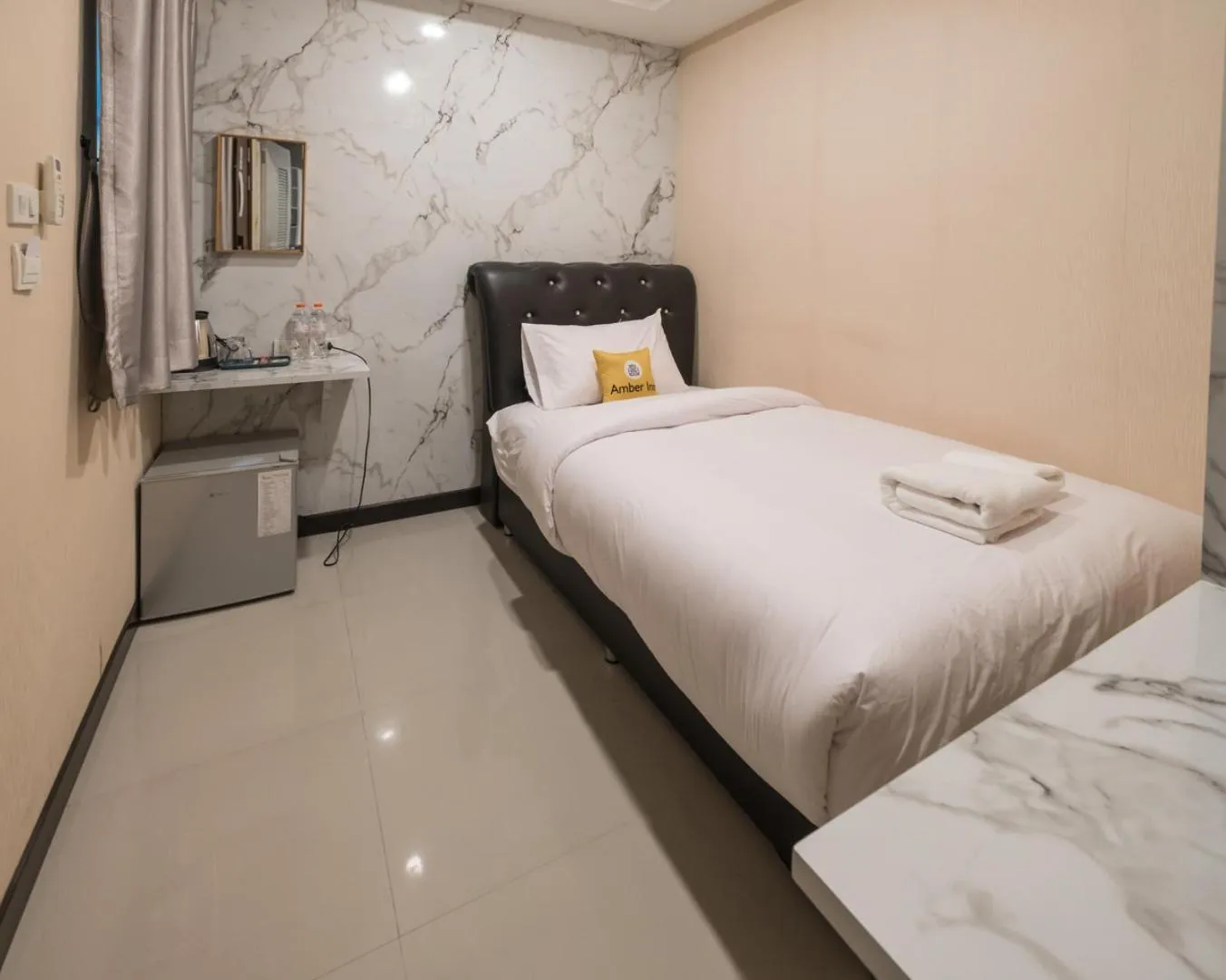 Photo of the whole room, Bed in Amber Inn