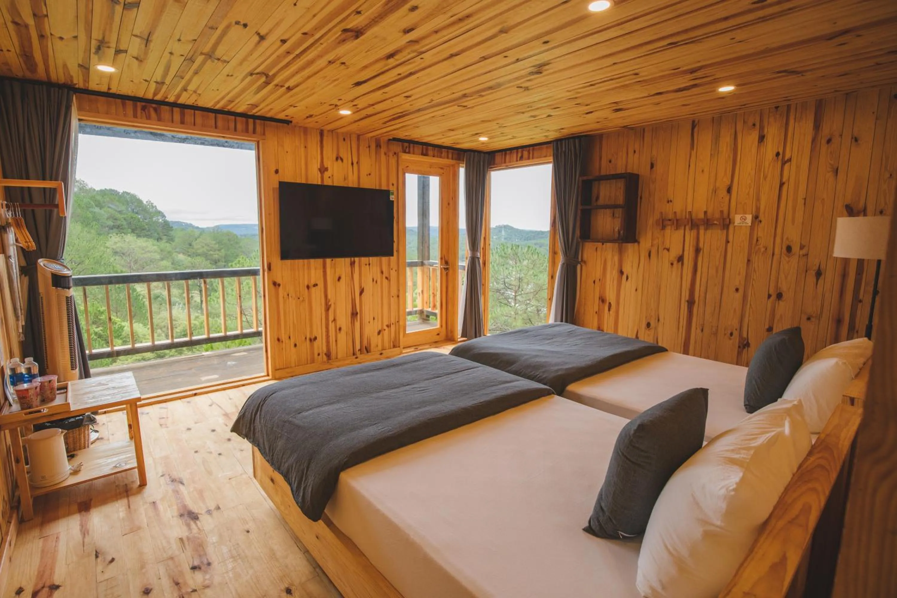 Communal lounge/ TV room, Bed in Lavender Dalat Hotel and Resorts