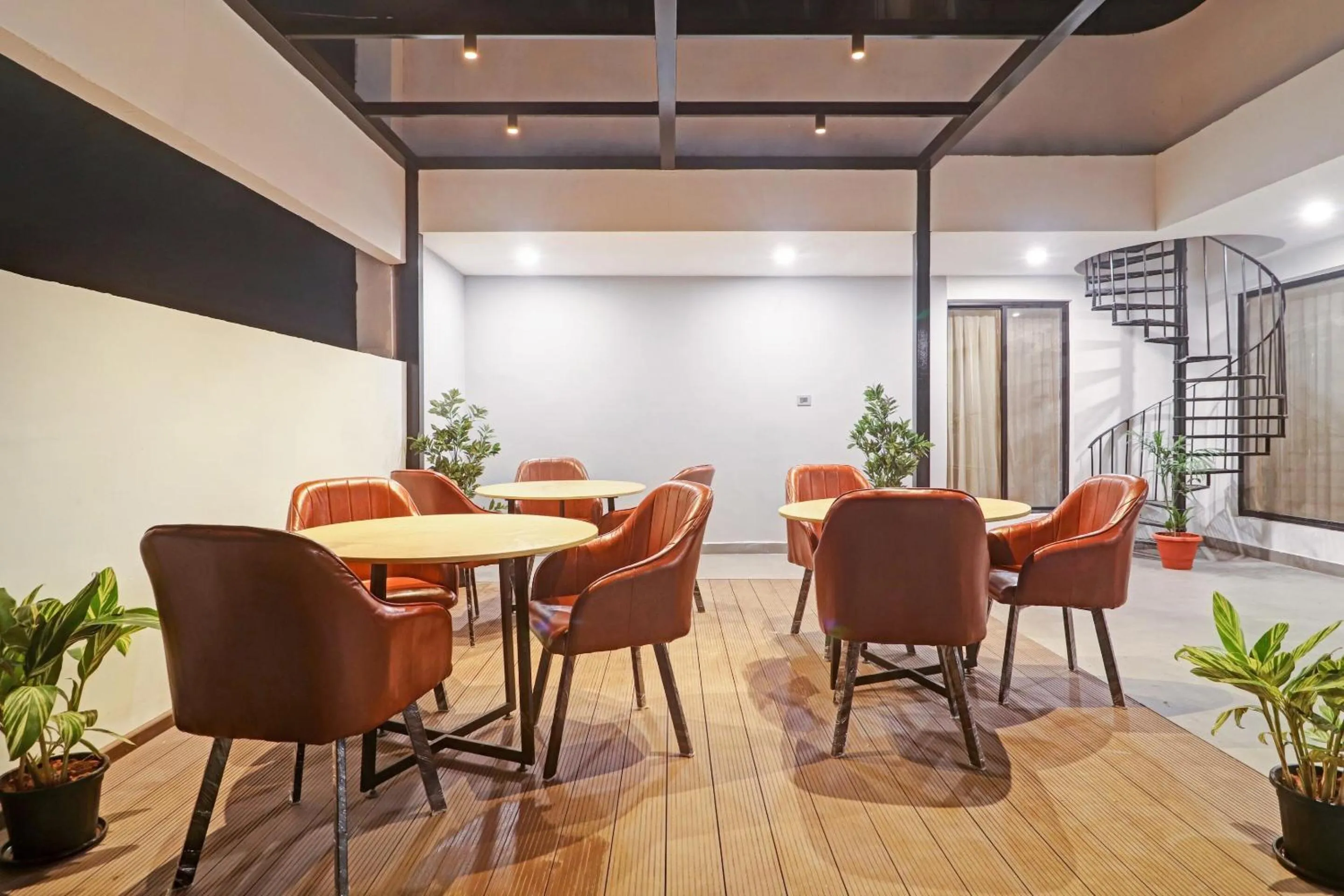 Restaurant/places to eat in Super Townhouse Rcc Pride