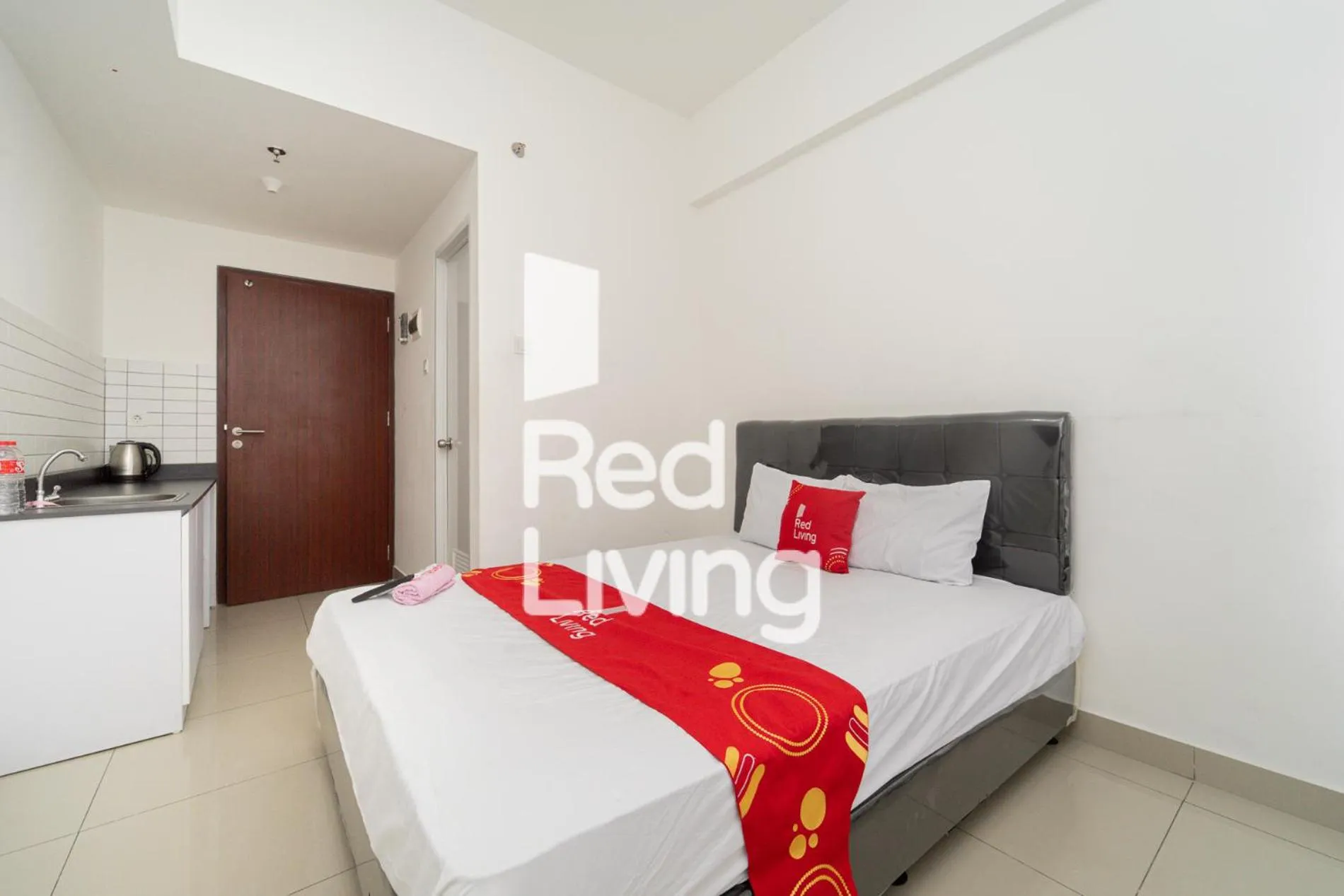 Bedroom, Bed in RedLiving Apartemen Sayana - Sentra Jaya