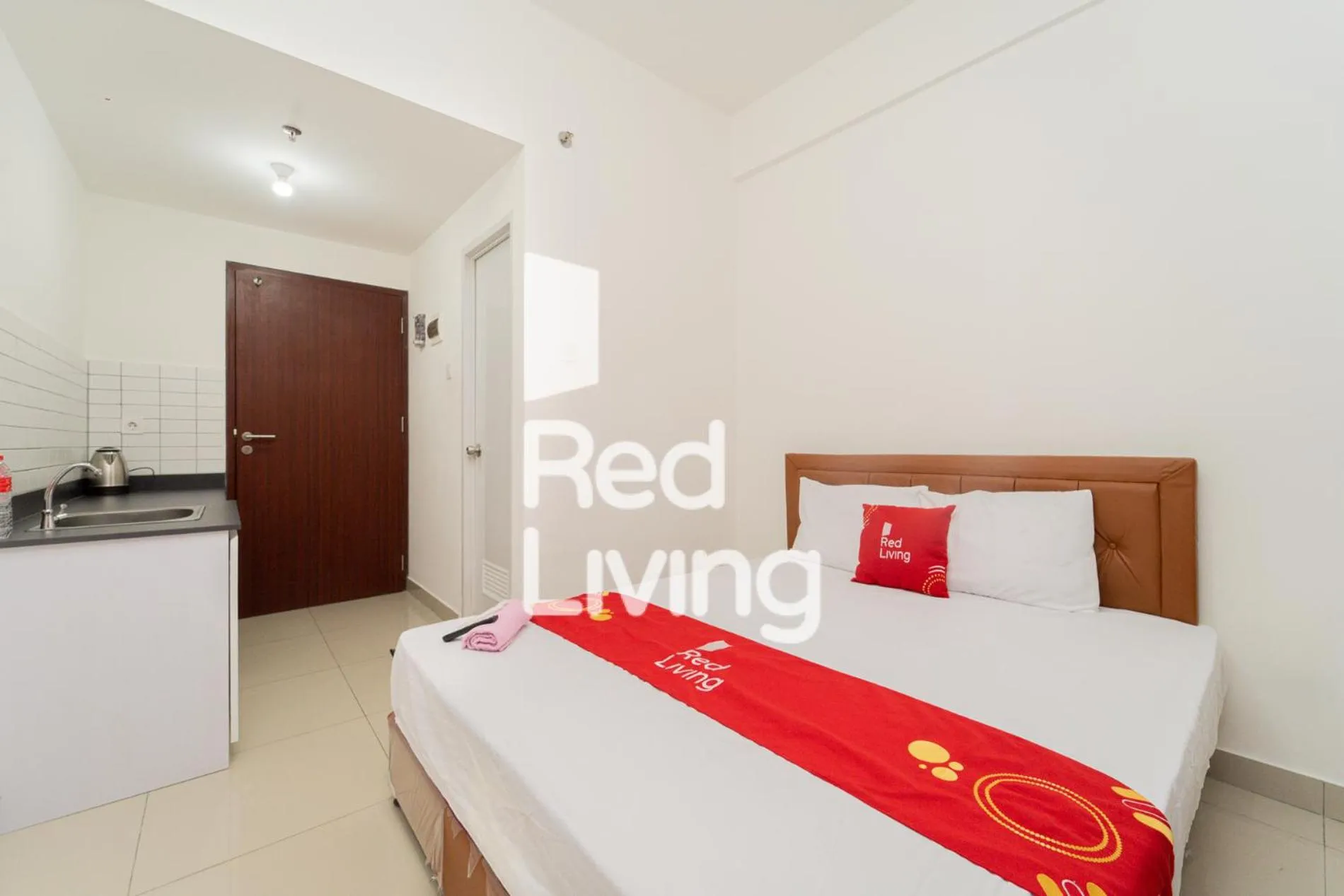 Bedroom, Bed in RedLiving Apartemen Sayana - Sentra Jaya